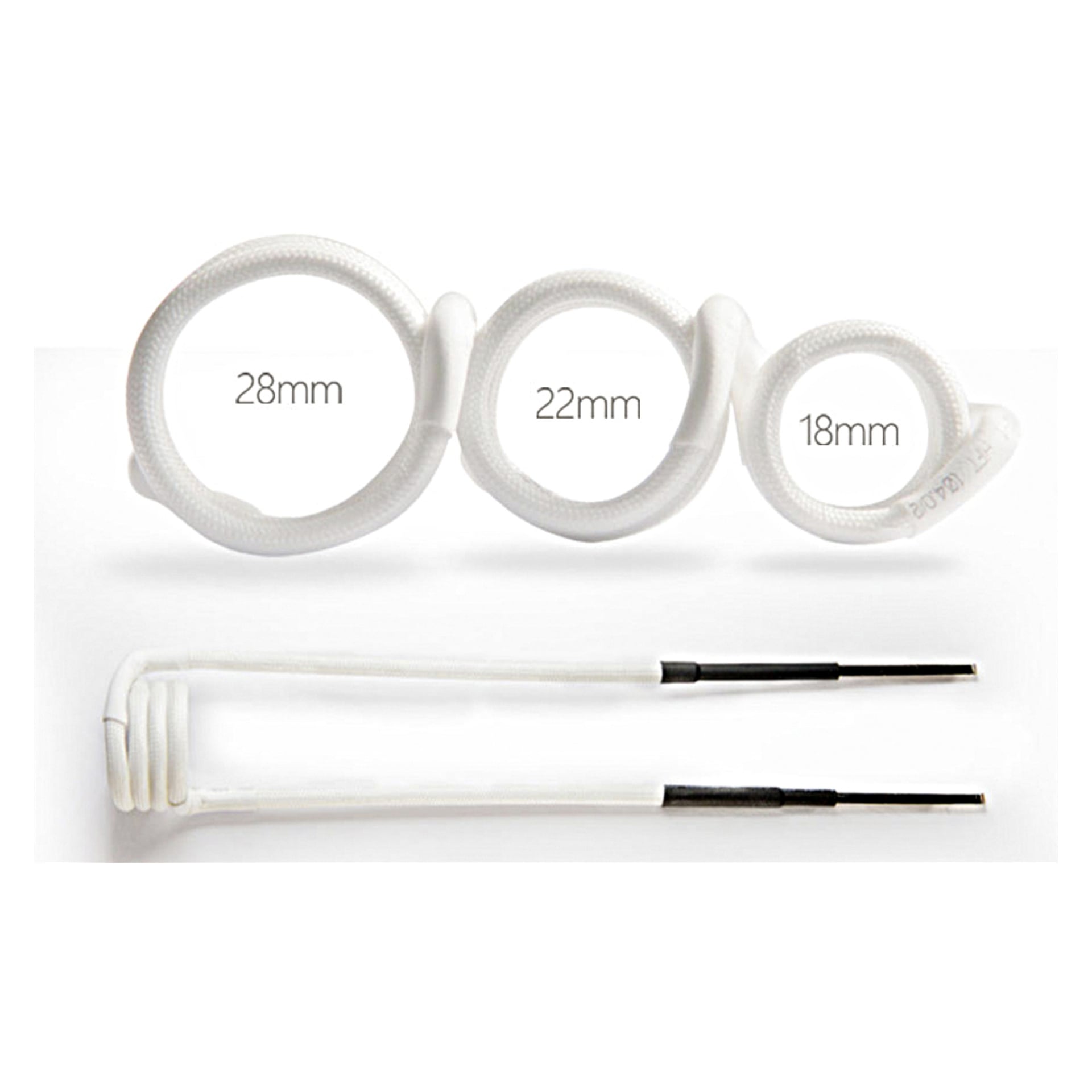 Kolme valkoista, kierrettyä Meec Tools -induktiolämmitintä koossa 28mm, 22mm ja 18mm on asetettu kahden mustakärkisen version päälle.