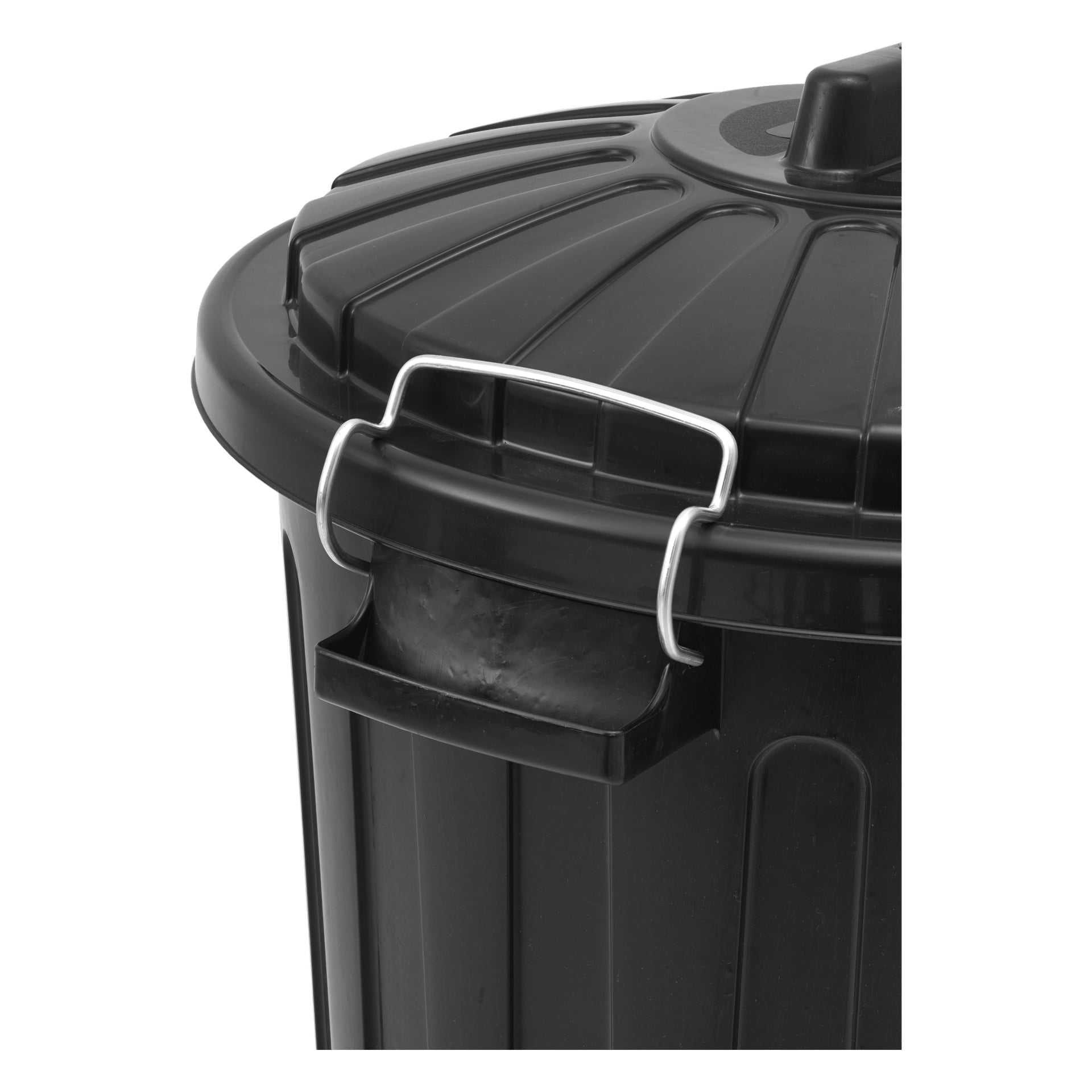 En närbild på den svarta plastbehållaren Hard Head Storage Cabinet med lock, som visar dess metallhandtag och lås. En del av behållarens topp och sida är synliga.