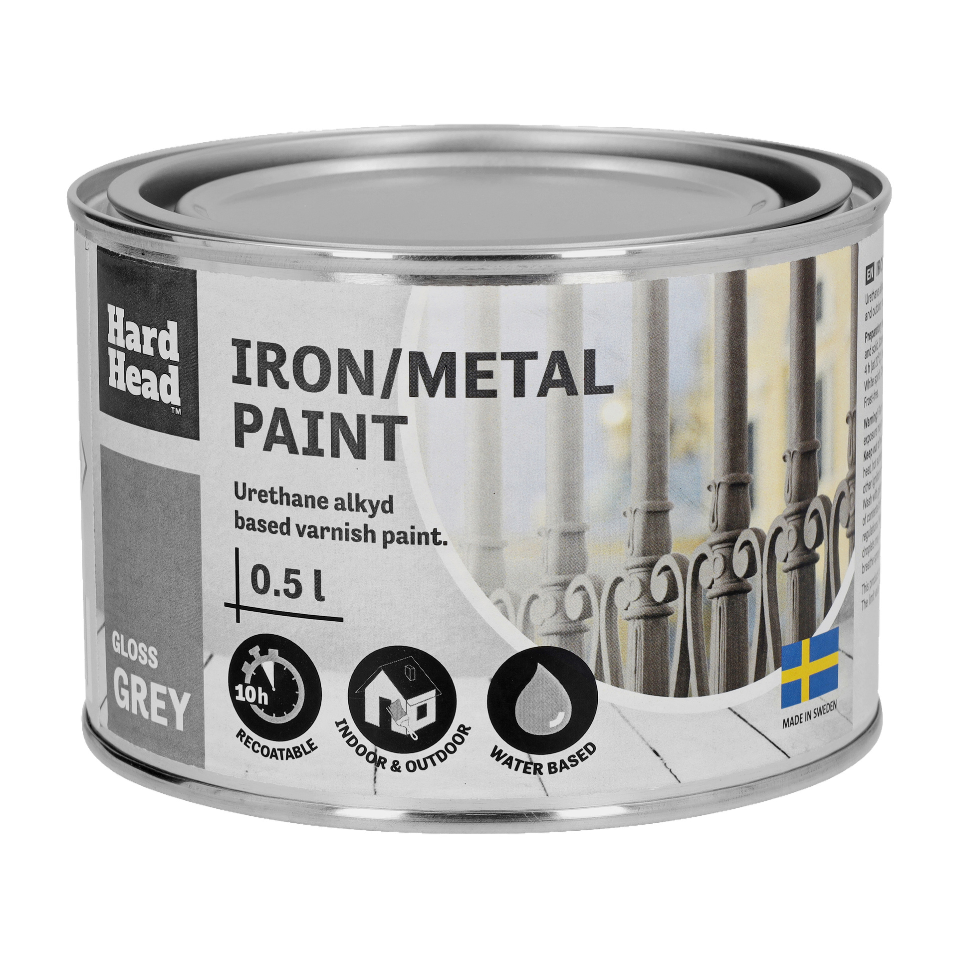 En 0,5 liters burk med Hard Head Iron/metallfärg i blankt grått, vilket framhäver dess omlackbara finish, vattentålighet och mångsidighet för både inomhus- och utomhusytor. Etiketten innehåller en svensk flagga och en illustration av ett metallräcke.