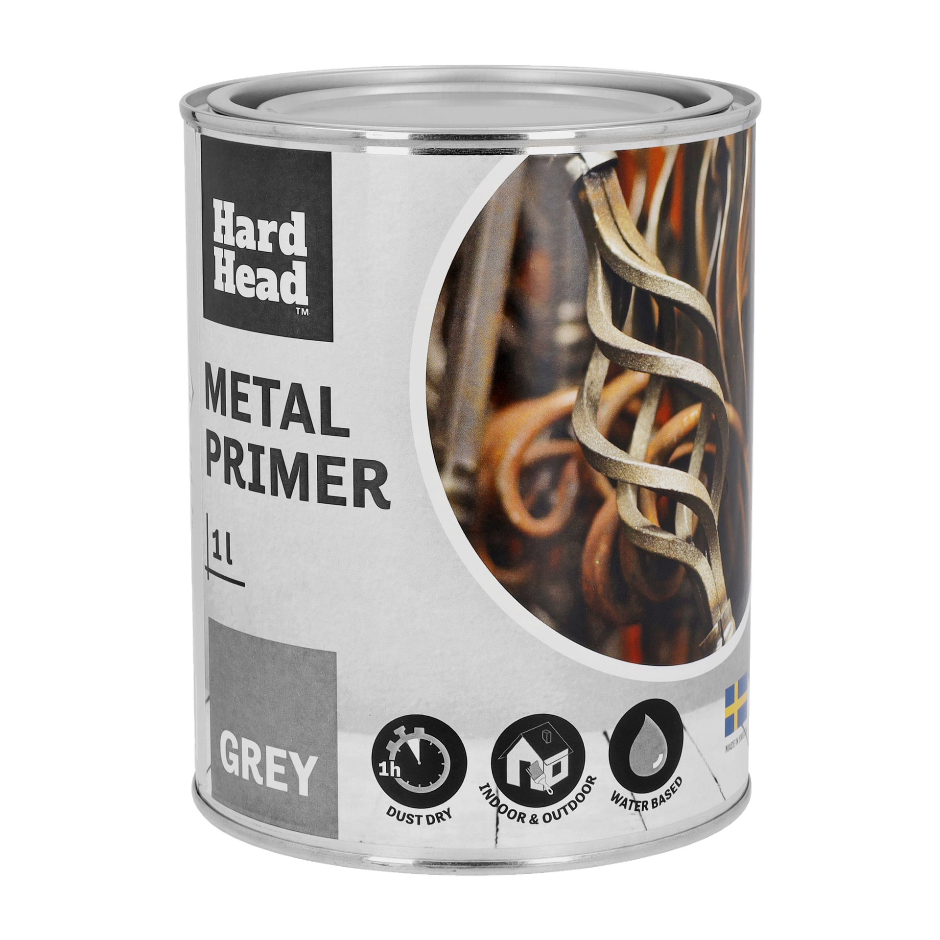 Szara, 1-litrowa puszka Hard Head Metal Primer. Na etykiecie widnieją ikony szybkiego schnięcia, wszechstronność do stosowania w pomieszczeniach i na zewnątrz oraz formułę na bazie wody. Na opakowaniu widnieje także obraz metalowego przedmiotu oraz mała szwedzka flaga.