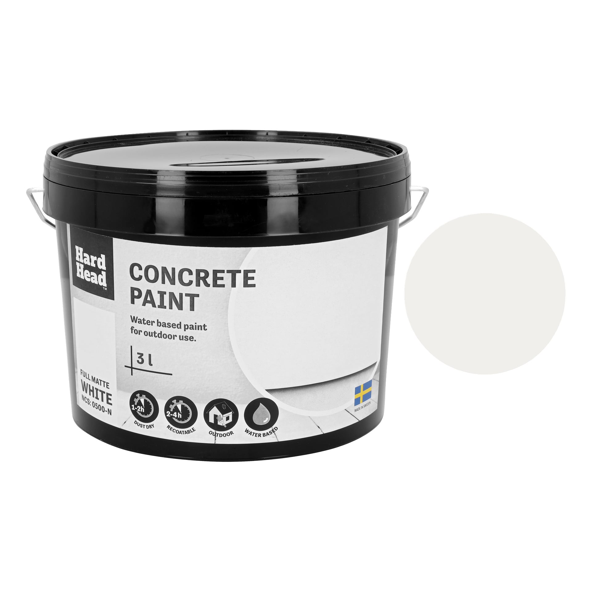Na wyświetlaczu znajduje się plastikowa pojemnica z farbą Hard Head Concrete (3 L) z motywem szwedzkiej flagi. Etykieta brzmi: biała, na bazie wody i nadaje się do użytku na zewnątrz. Obok wanny widnieje biała próbka farby.