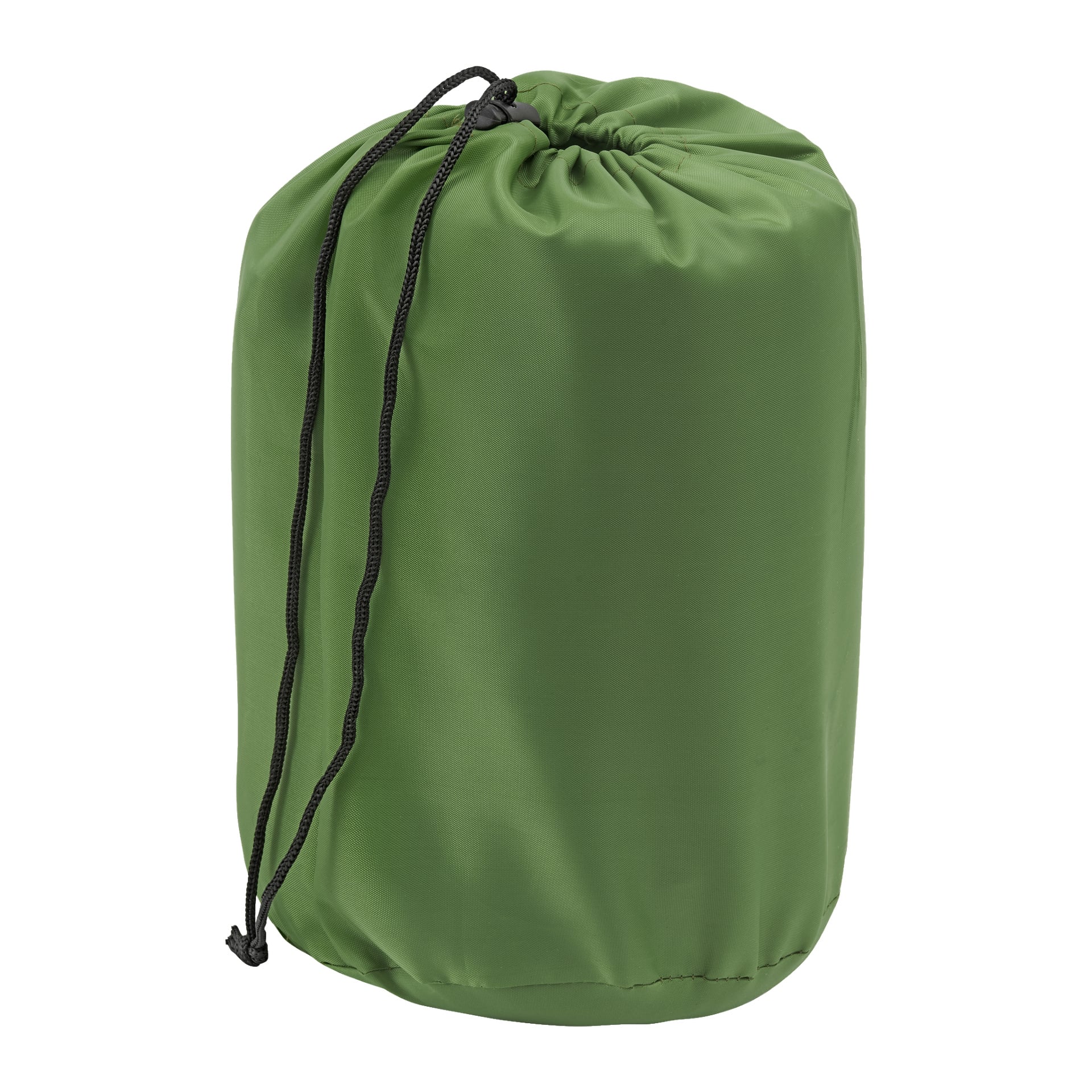 En grön cylindrisk Kayoba-sovmatta packad i en packsäck med svart dragsko, stående upprätt.