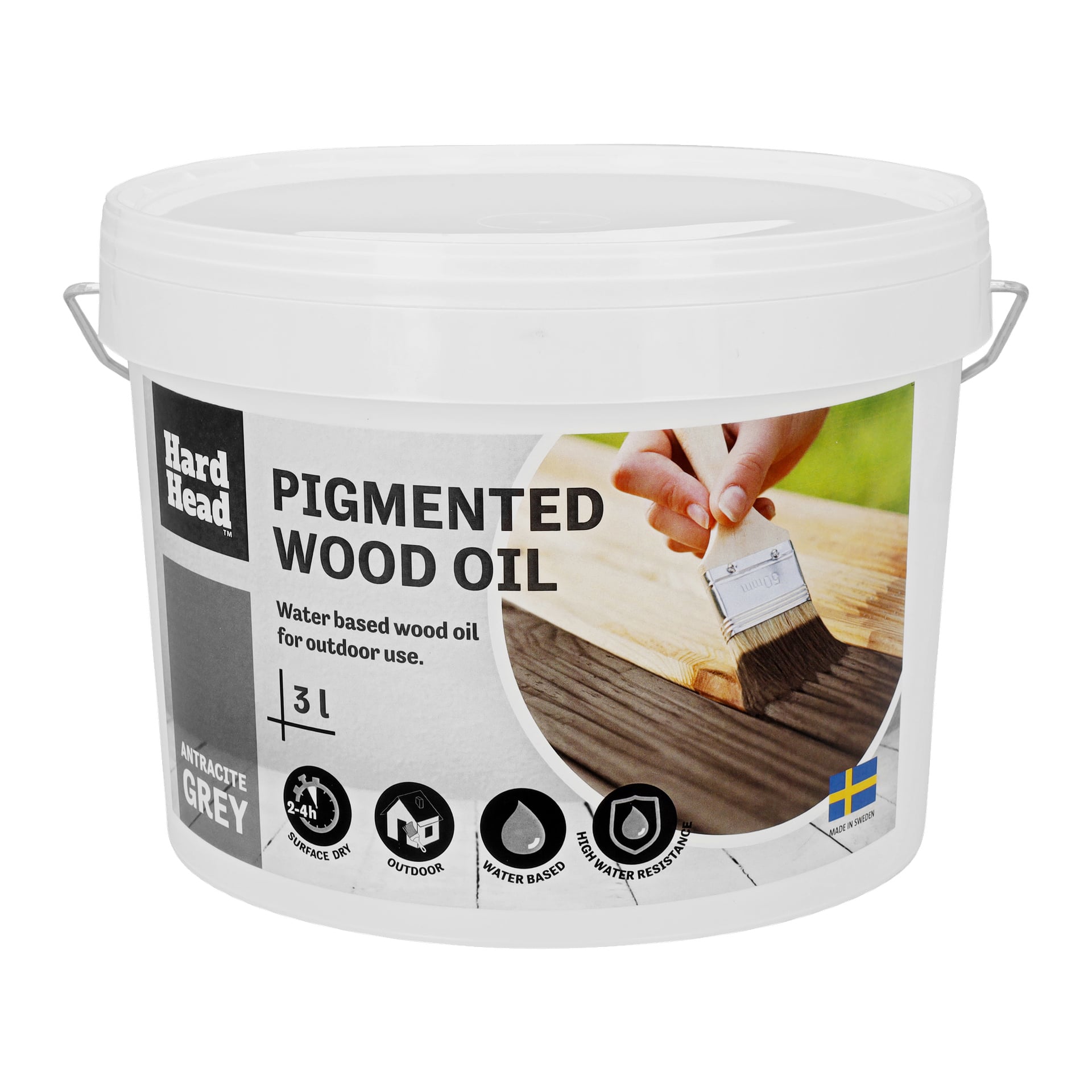 Valkoinen 3L muovipurkki Hard Head Pigmented -puuöljyä, jossa on etiketti, jossa on utomhusbruk, ytorkande ja vattenavvisande. Etiketti korostaa tuotteen harmaata väriä ja sisältää valokuvan, jossa näkyy öljy puulla.