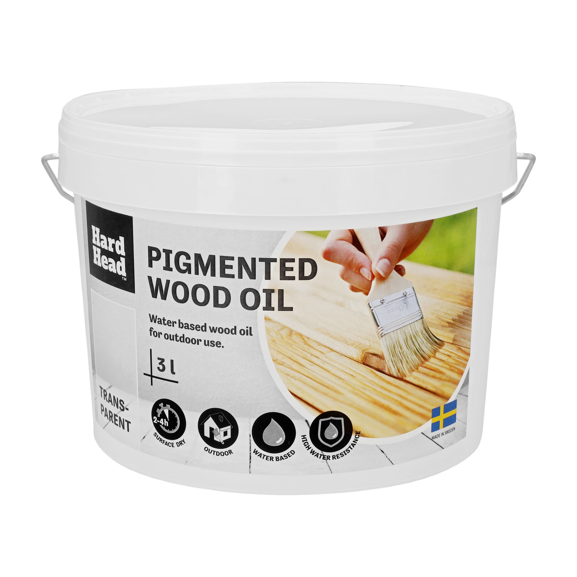 En vit plastburk märkt Pigmented wood oil från Hard Head, 3L, för utomhusbruk. Etiketten nämner också att den är vattenbaserad och transparent. Oljan penslas på trä.