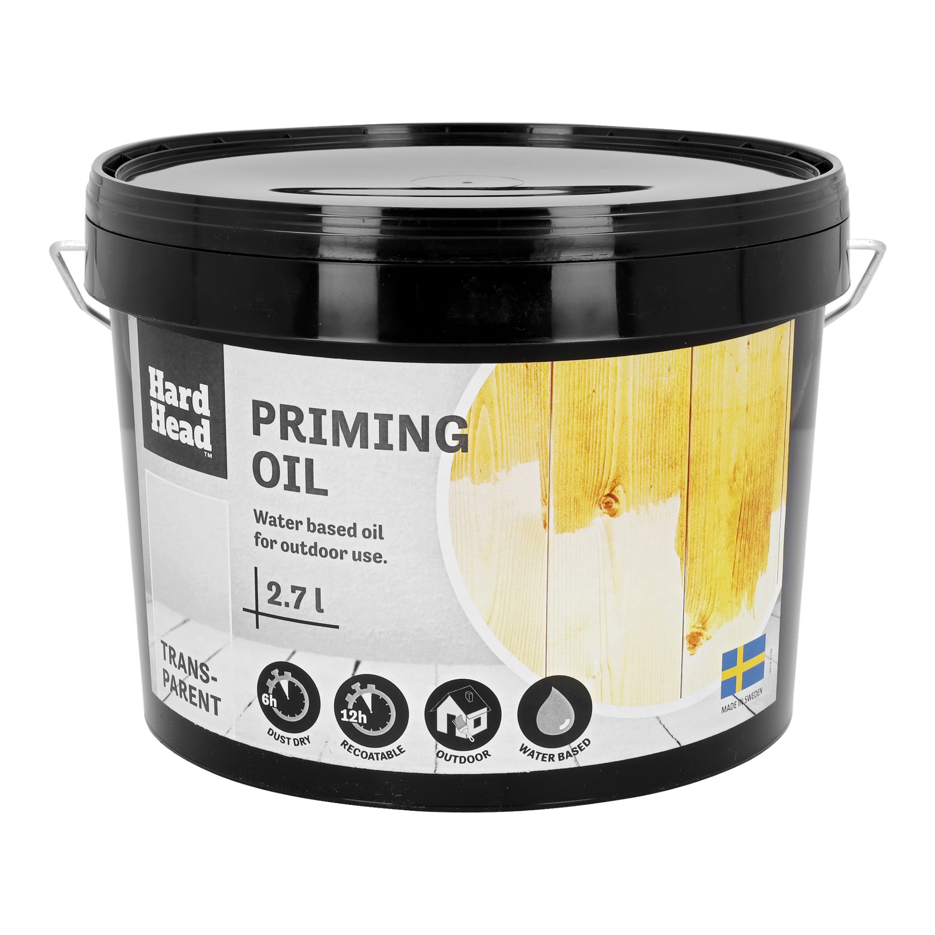 En svart plasthink på 2,7 liter med Hard Head Priming Oil, märkt som vattenbaserat, transparent och avsedd för utomhusbruk. Etiketten visar ikoner för en torktid på 6 timmar, ett intervall på 12 timmar före omlackering, godkännande för utomhusanvändning och vattenbaserade egenskaper. En svensk flagga visas också på etiketten.