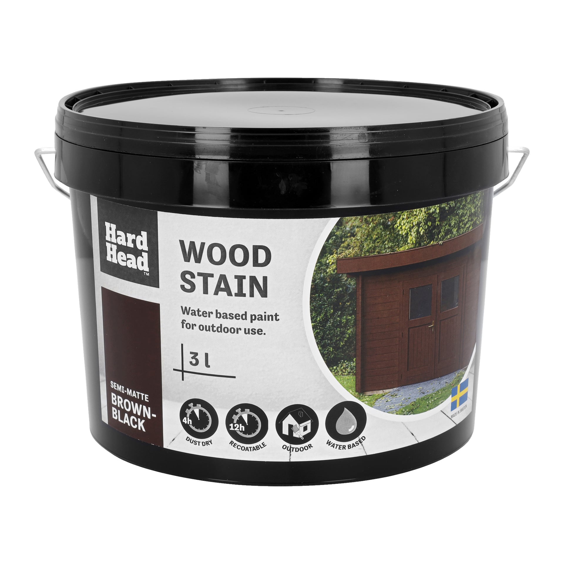 En 3-liters svart hink med Hard Head Wood Stain i brun-svart. Etiketten visar ett skjul, svensk flagga och listar produktfunktioner: vattenbaserad, semimatt, för utomhusbruk och omlackbar på 12 timmar.