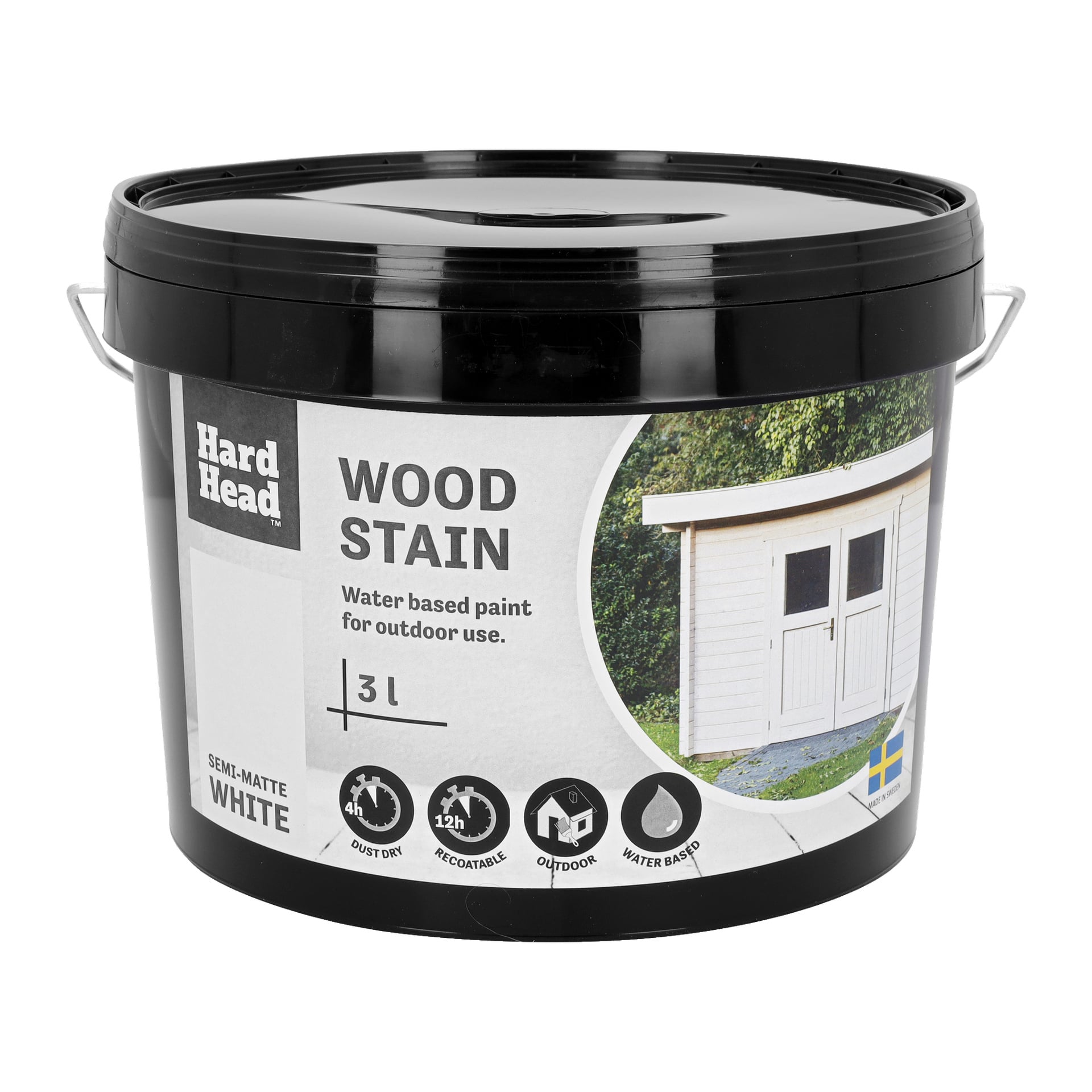 En svart plasthink märkt Hard Head Wood Stain, 3L, och halvvit med vattenbaserad utomhusfärg, som visar en bild på ett vitt skjul på etiketten.