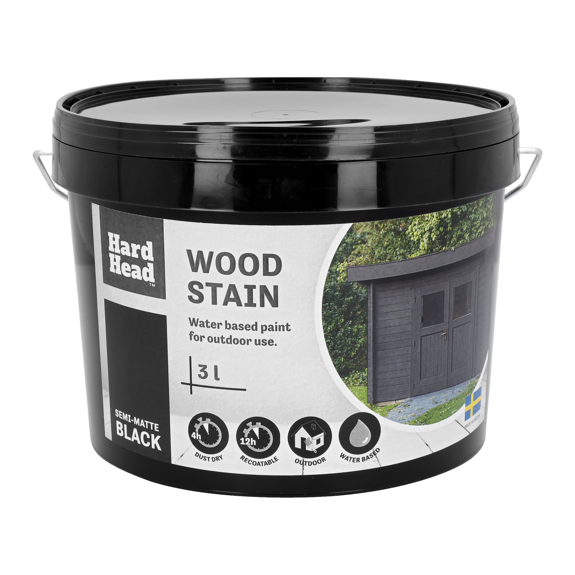 En svart 3-liters Hard Head Wood betshink märkt vattenbaserad, svart, semi-matt och för utomhusbruk med listade detaljer och en bild på ett målat skjul.