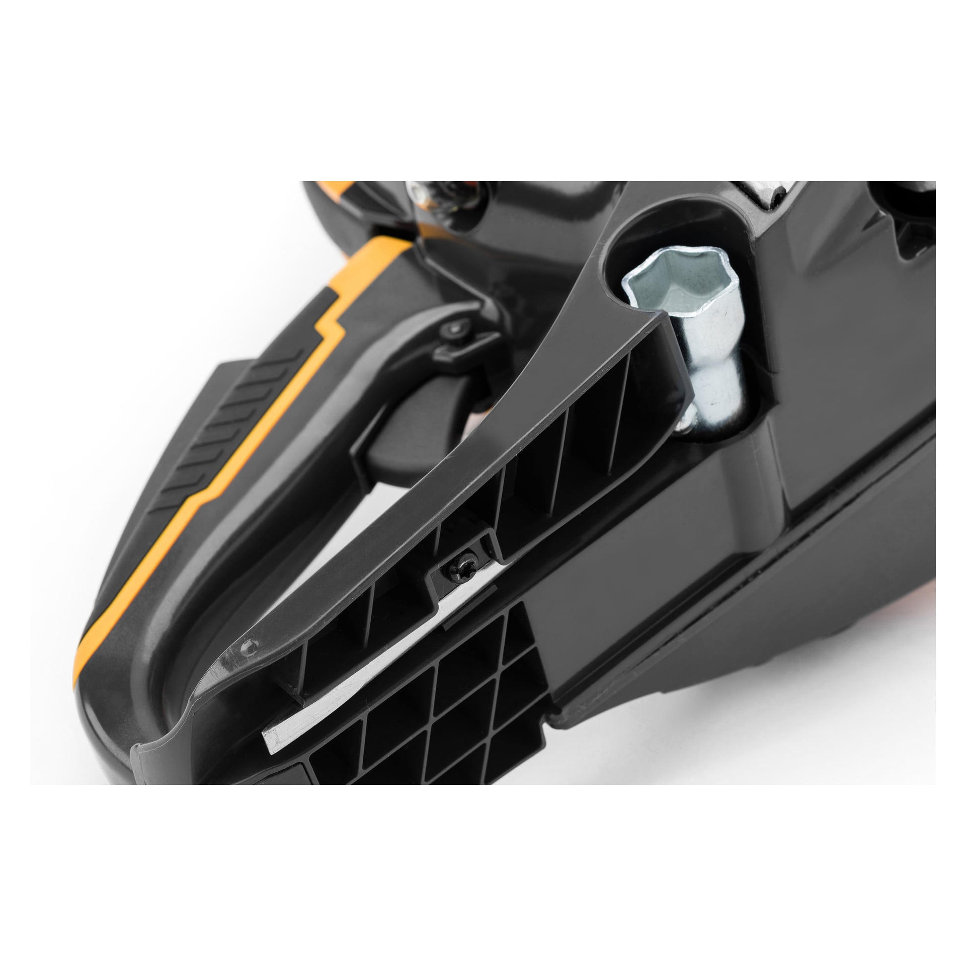 Närbild på Stiga Chain Saw CS 545 med ett svart- och gult texturerat grepphandtag, synligt metallfäste för hylsor och robust plastfoder.