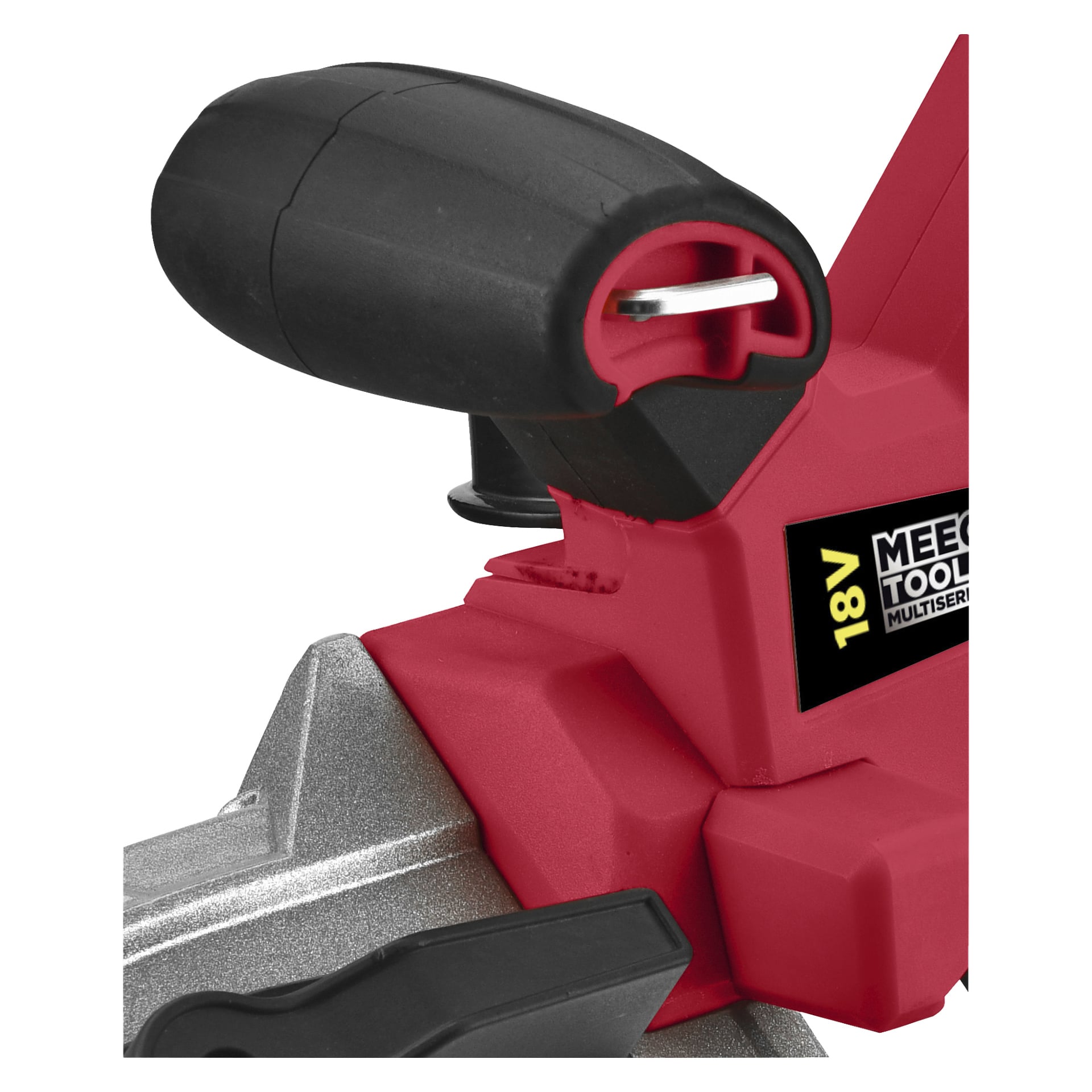 Nærbilde av et rødt og svart håndtak med en sølvfarget metallstift, teksturert svart grep og en etikett som lyder 18V, tilhørende en metallskjærebåndsag fra Meec Tools Multiseries.