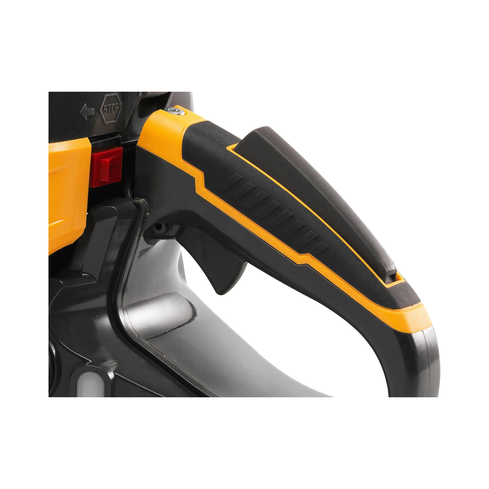 Detaljerad vy av Stiga Chainsaw CS 545:s handtag, med en svart och gul design med synlig avtryckare, en del av kroppen med en röd strömbrytare och ett texturerat grepp.