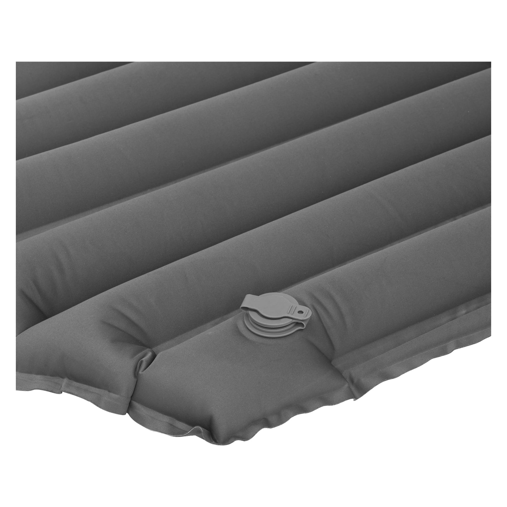 Närbild av en grå Kayoba Outdoor Sleeping Matter som visar dess horisontella räfflade design. Nära ena kanten syns en plastventil med ett lock på toppen. Mattans yta ser mjuk ut och har en lätt textur.