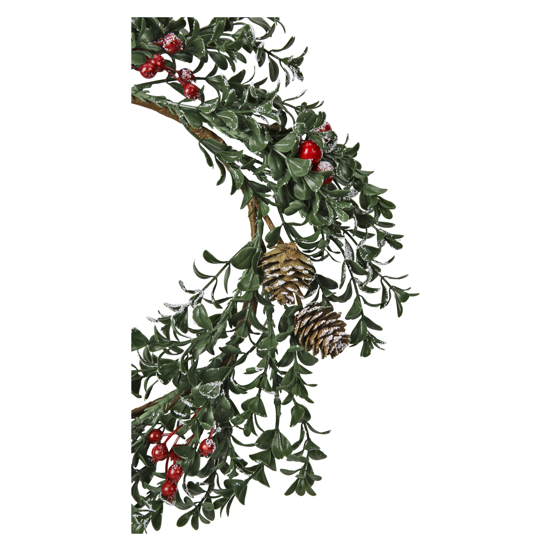 En närbild av EKVIP julkrans med gröna blad, röda bär, kottar och ett tunt lager av konstsnö.