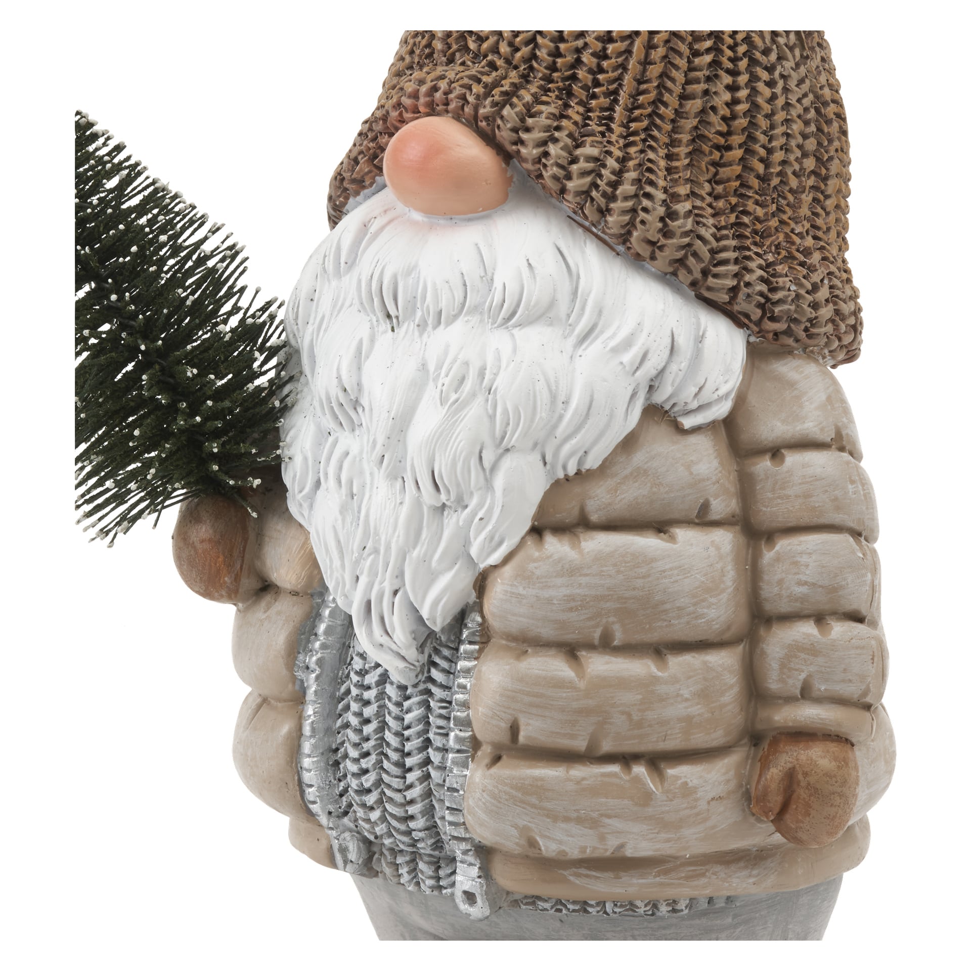 EKVIP Santa har ett vitt skägg, en beige dunjacka, en stickad brun mössa och en grå skjorta, och håller en liten konstgjord tallgren i vänster hand, med ansiktet mestadels dolt av hatten och skägget.
