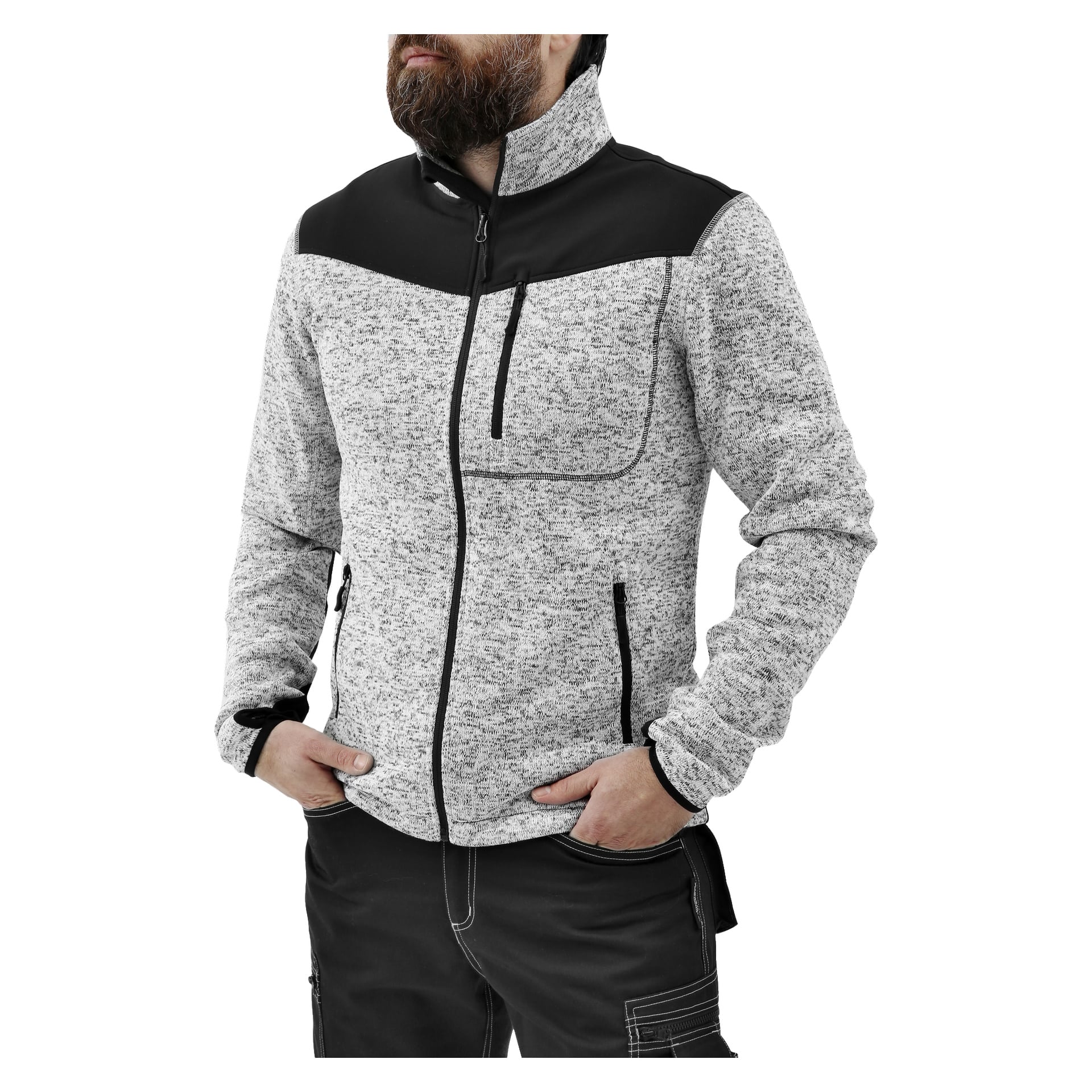 Ein Mann mit Bart trägt die Knitted Men's Fleecejacke von Bluewear in hellgrauem Ton mit schwarzen Schulterteilen und steht mit den Händen in den Taschen.