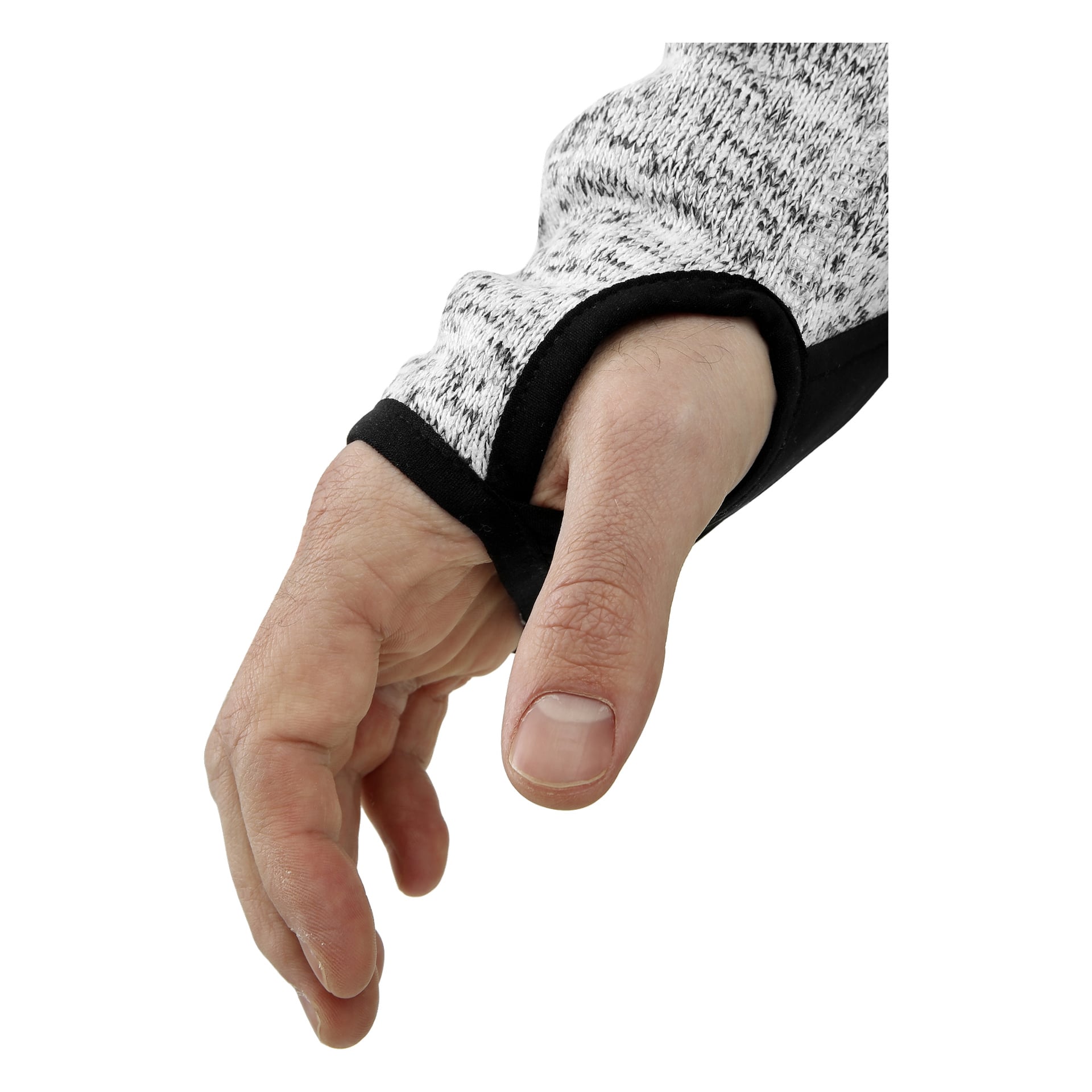Eine Nahaufnahme zeigt eine linke Hand mit dem Daumen im Daumenloch-Ärmel der Knitted Herrenfleecejacke von Bluewear.