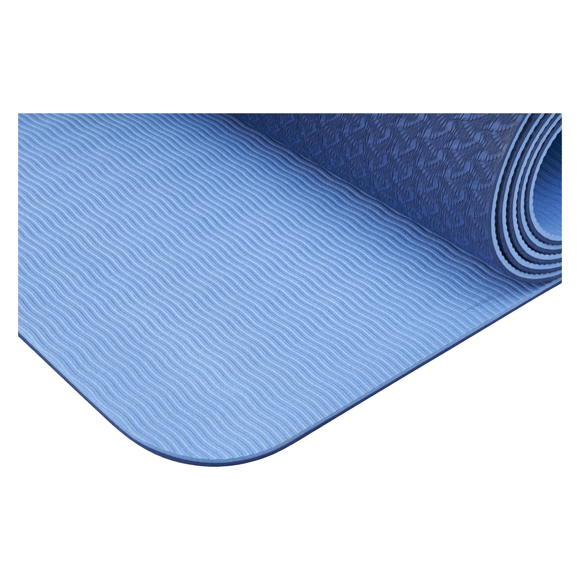 En blå Kayoba Yoga-matte er delvis rullet opp, og viser sin teksturerte overflate med horisontale linjer og en mørkere blå underside.
