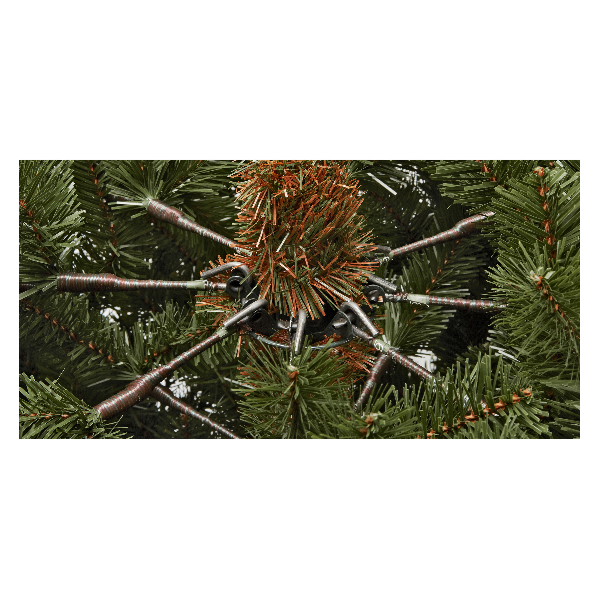 Detaljert nærbilde av kjernen til EKVIP Lifelike Premium Christmas Tree, som viser metallstenger og grønne plastgrener som strekker seg ut fra midten.