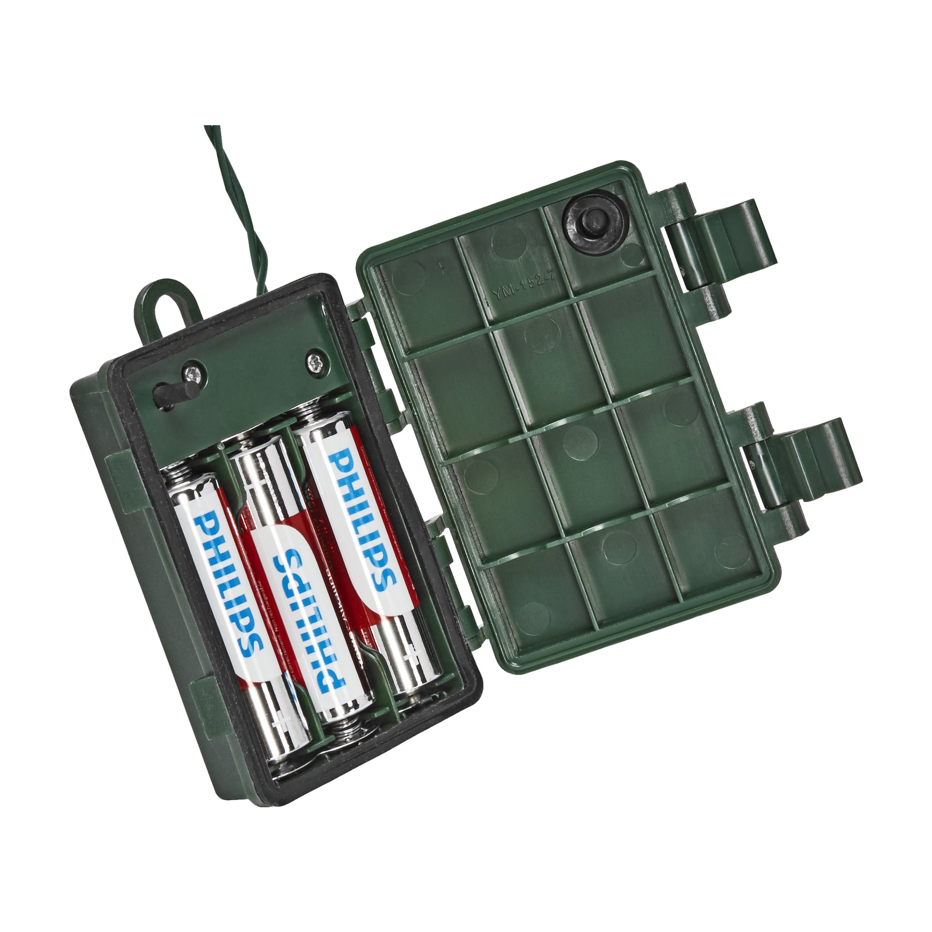 Det gröna plastbatterifodralet på en EKVIP julkrans med LED-lampor är öppet och visar tre Philips AA-batterier inuti. Fodralet har ett gångjärnsförsedd lock, ett tomt fack, en låslås och en grön tråd som går ut från ena sidan.