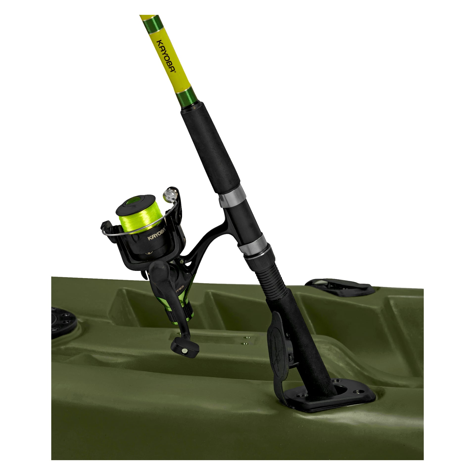 Eine detaillierte Aufnahme, die eine grüne Angelrute mit einer passenden Rolle zeigt, die in einem schwarzen Rutenhalter ruht, der an der Oberfläche eines Kayoba Outdoor Kayaks befestigt ist. Das Kajak zeigt geformte Konturen und verfügt über einen sichtbaren Tragegriff in der Nähe des Halters.