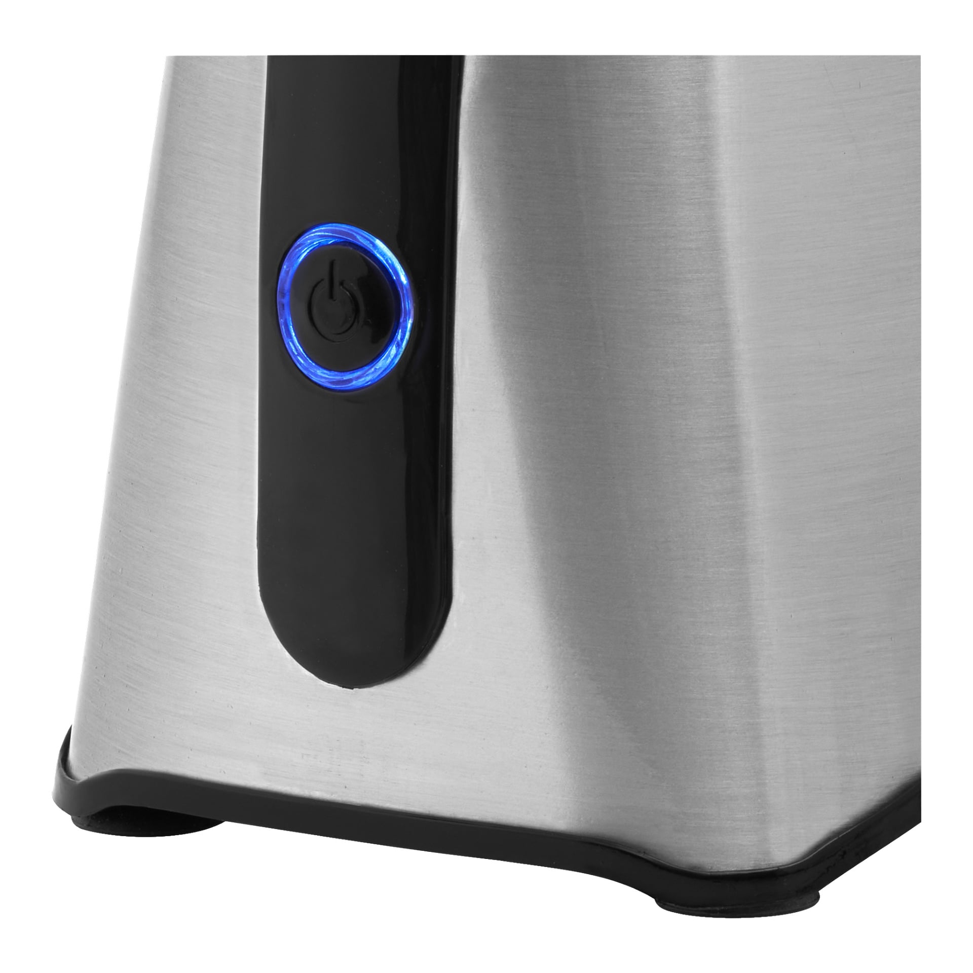 Detaljerad vy av det nedre hörnet av Bright Blender, gjord av rostfritt stål med en slank svart vertikal accent som framhäver en lysande blå strömknapp. Apparaten vilar på sin matchande svarta bas.