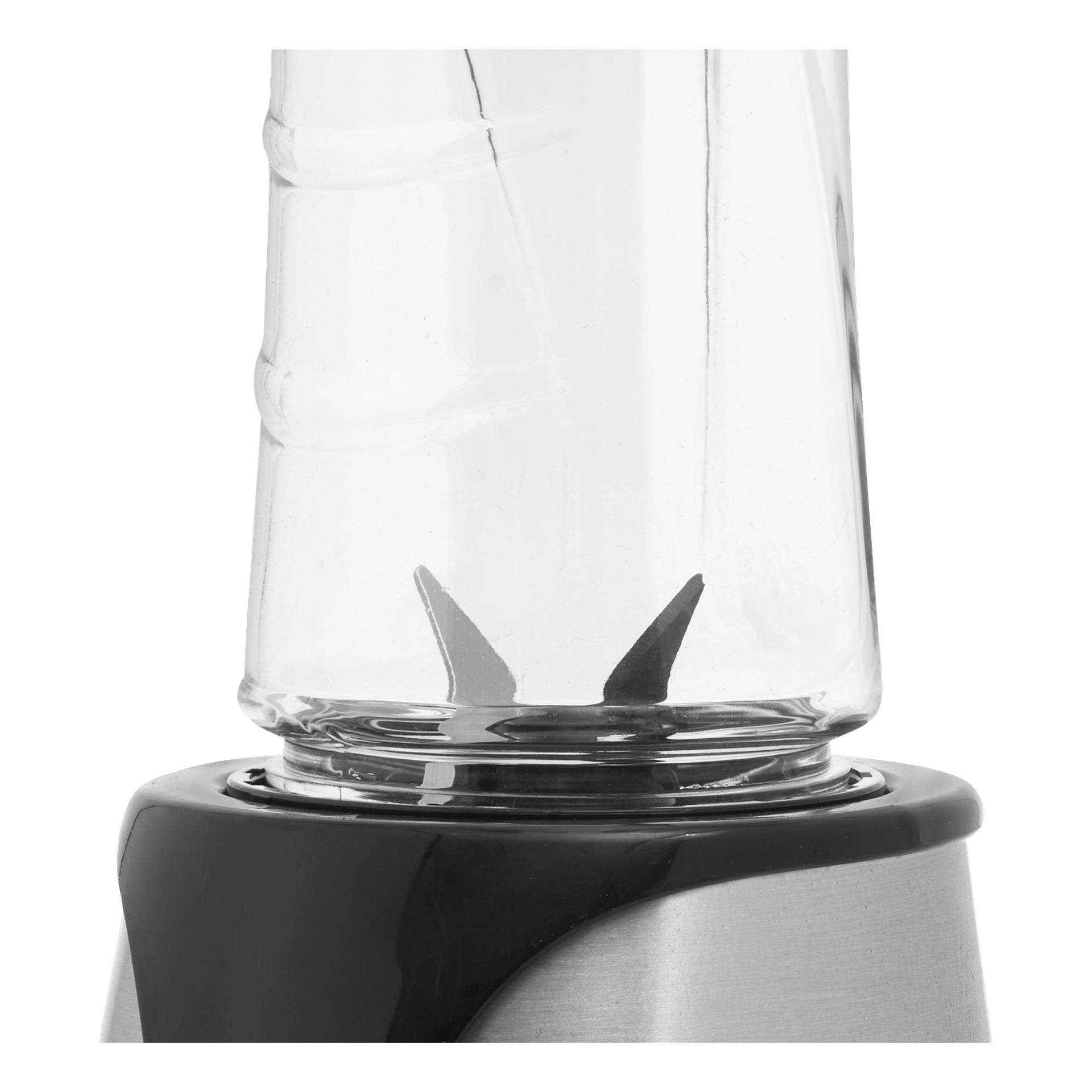 Närbild på en Bright Blender som visar dess nedre del med en transparent blandningsburk monterad på den silver- och svarta basen. Metallbladen inuti burken är synliga, och Bright-varumärkets design visas på basen.