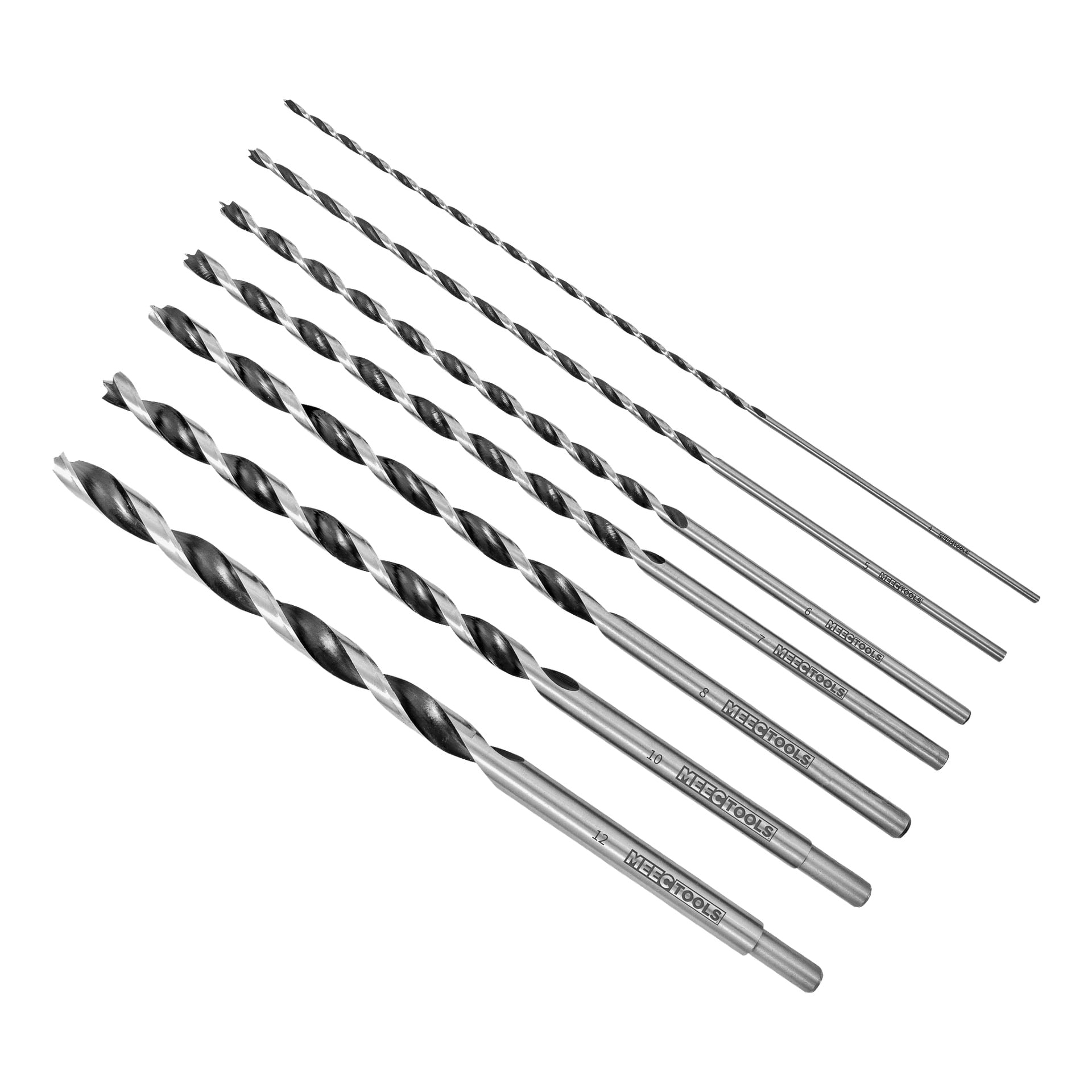 Sju extra långa träborr, var och en med olika längd och diameter, är placerade diagonalt med sina vassa ändar pekande mot övre högra hörnet. Skaften visar varumärket Meec Tools.