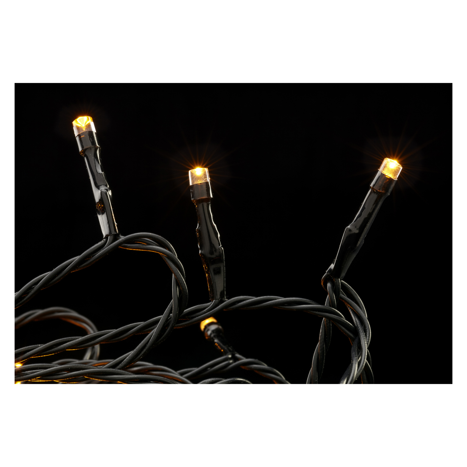 Nahaufnahme von drei leuchtend orangefarbenen EKVIP LED-Lichterketten mit verdrehten schwarzen Drähten, vor einem dunklen Hintergrund.