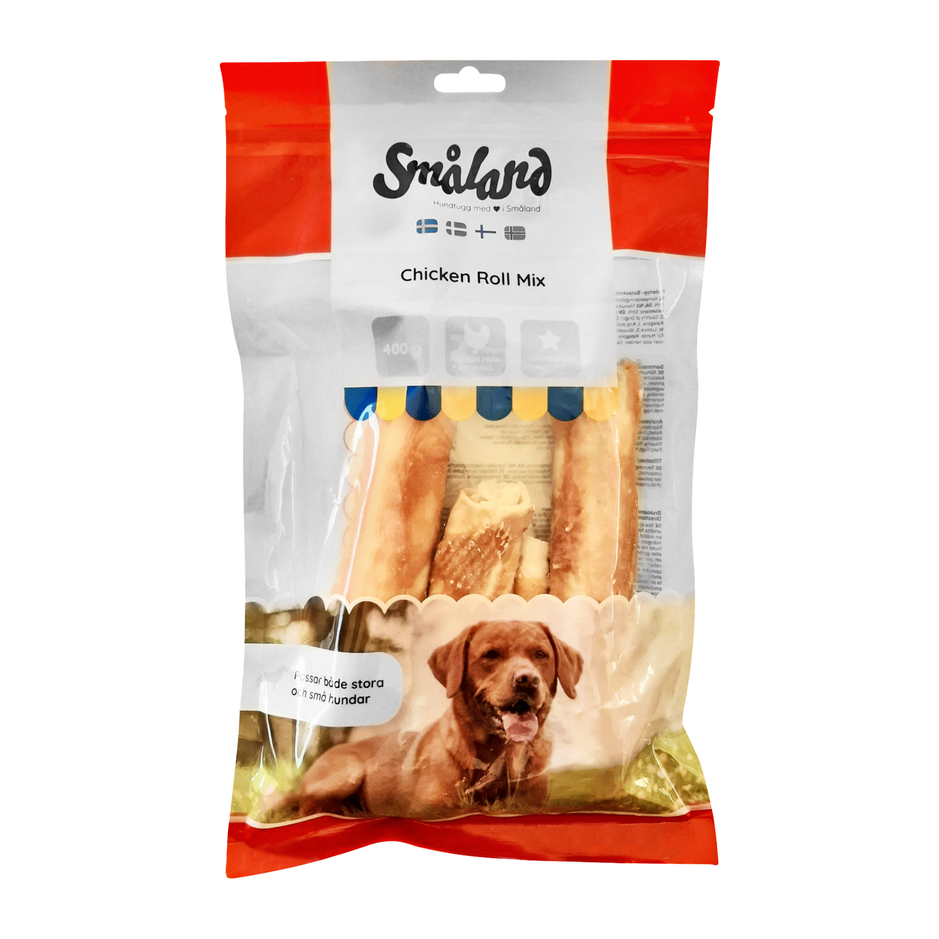 Ett paket med Småland Chewing Bone hundgodis med orange och vit förpackning visas fram. Framsidan visar en brun hund, och tuggbenen syns genom ett transparent fönster.