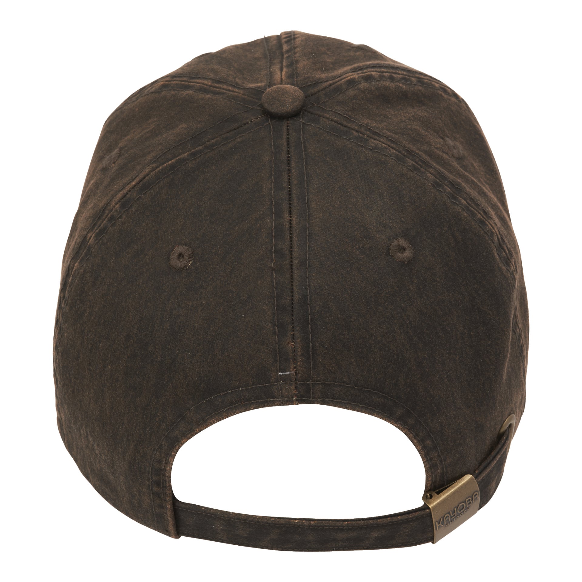 Das Bild zeigt die Rückseite einer braunen Kayoba Outdoor Cap, wobei die metallene verstellbare Schnalle und die Öffnung über dem Gurt hervorgehoben werden. Die Kappe hat sichtbare Nähte und zwei Belüftungsösen.