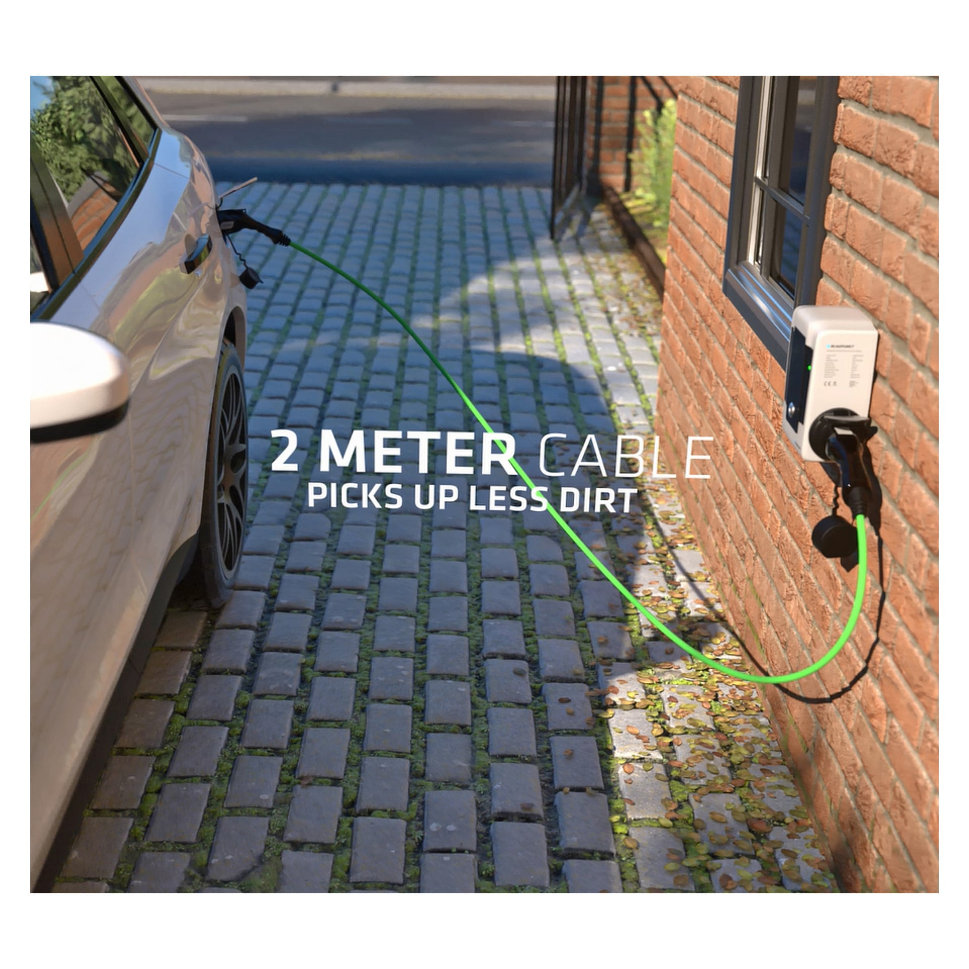 En vit bil står parkerad bredvid en tegelbyggnad och laddas med en grön Blaupunkt typ 2 elbilkabel (2 meter) kopplad till en väggladdare. Bilden visar uttalandet: 2 meter kabel tar upp mindre smuts.
