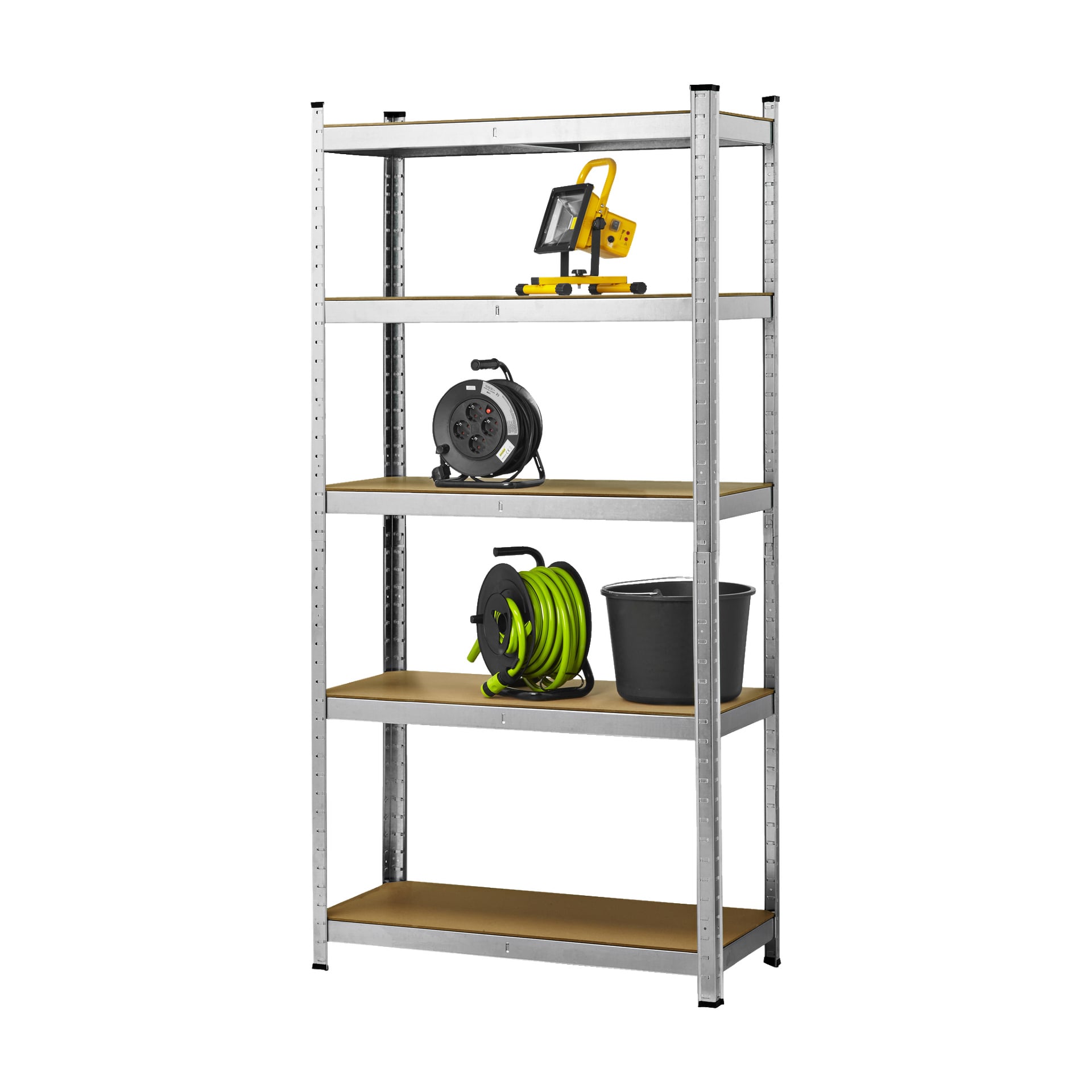 Hard Head Storage-hyllan med fem trävåningar, där varje lager bär föremål som en arbetslampa, svart kabelrulle, grön slangrulle och en svart hink.