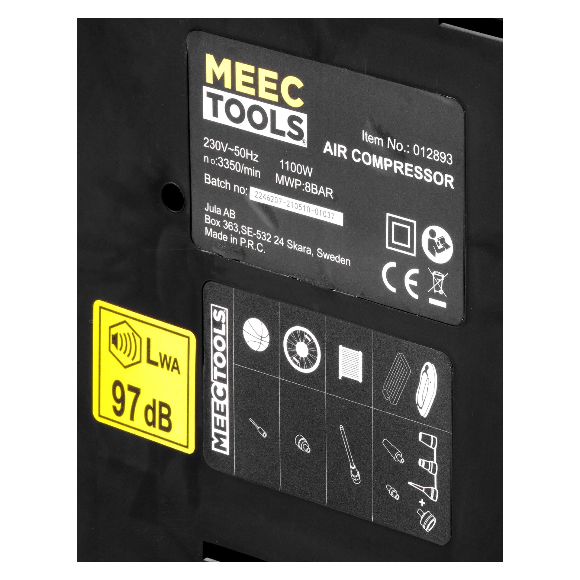 Zbliżenie etykiety Meec Tools Compressor z parametrami technicznymi, w tym napięciem, mocą, maksymalnym ciśnieniem, numerem partii, informacjami o producence oraz żółtym ostrzeżeniem dotyczącym poziomu szumu 97 dB.
