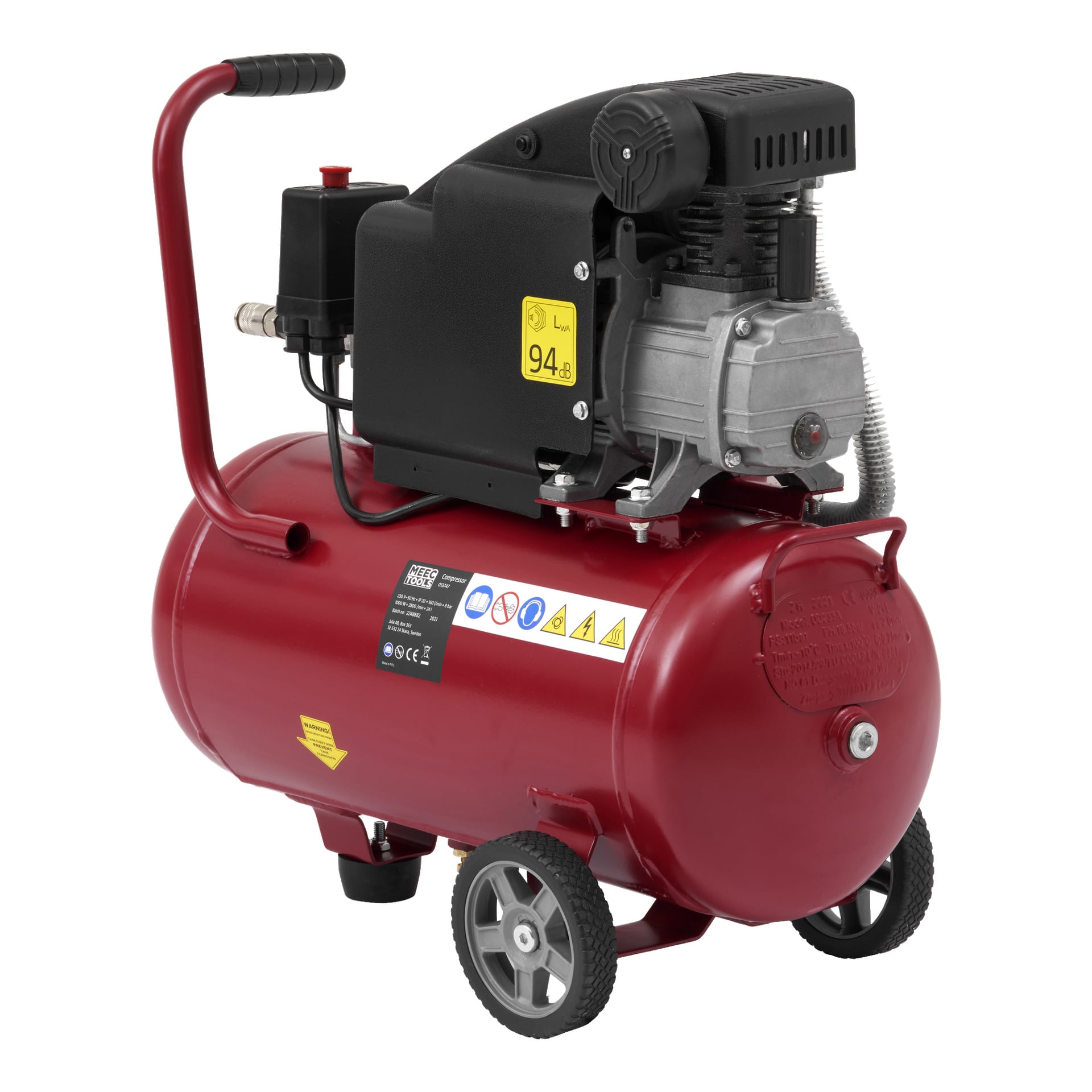 Meec Tools-kompressoren har en rød tank, en svart motor montert på toppen, hjul i bunnen, et håndtak for transport, og flere sikkerhets- og informasjonsetiketter på både tank og motor med sikkerhetsinstruksjoner og tekniske data.