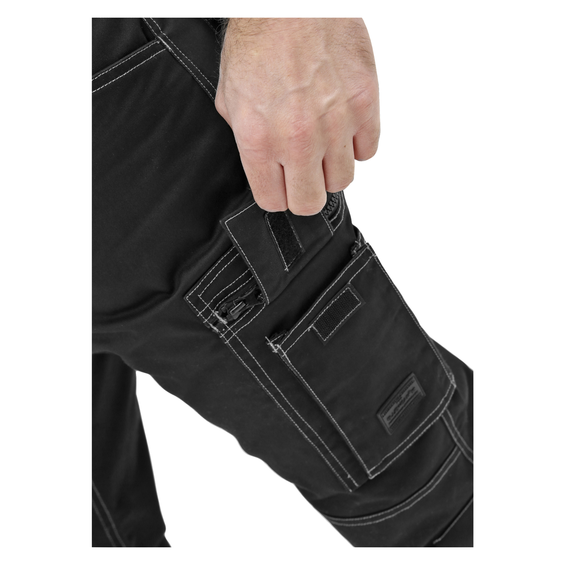 Eine Nahaufnahme zeigt die Hand einer Person in der Nähe der Taschen von Bluewear High Visible-Hosen ohne Nageltaschen.