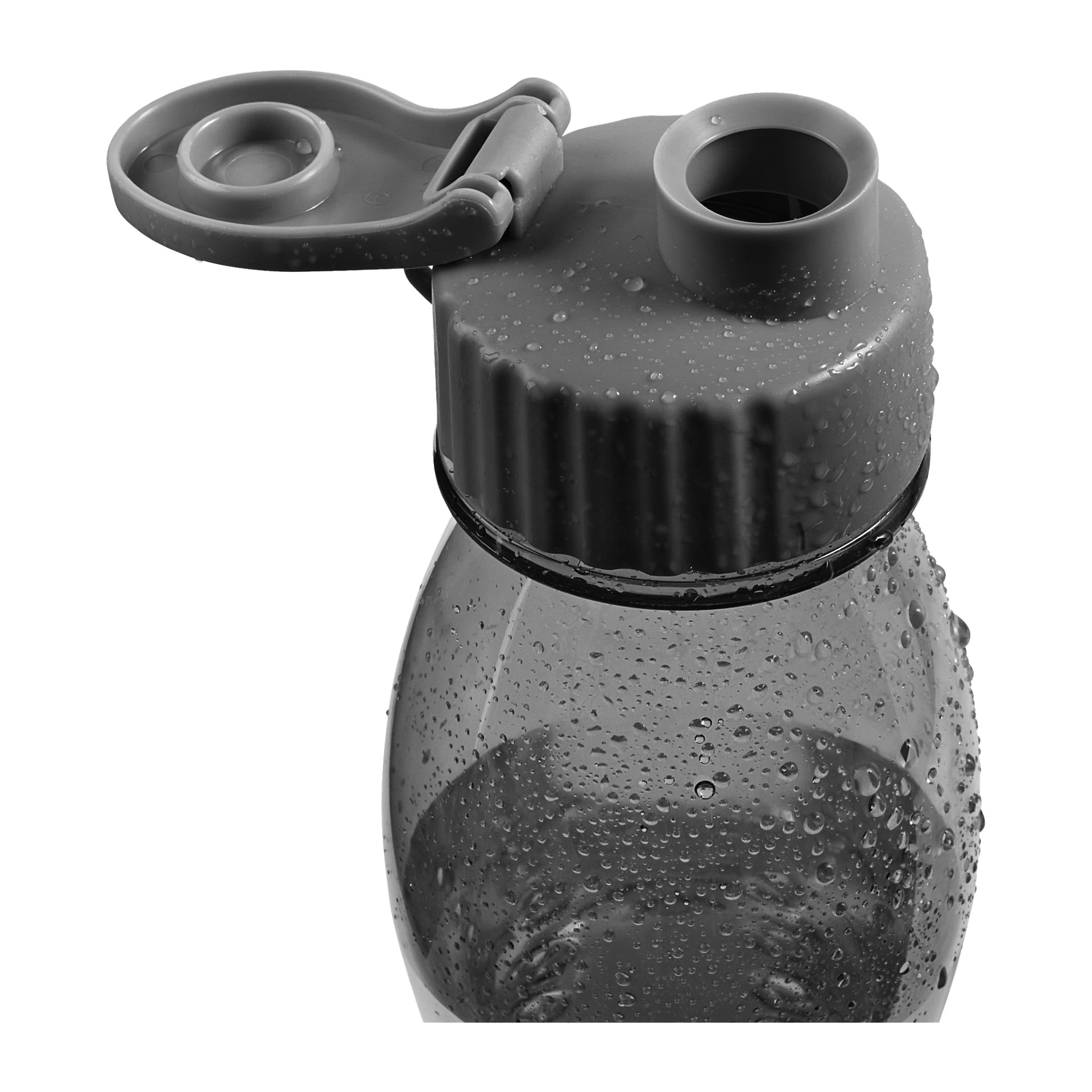 Eine Nahaufnahme der Kayoba-Wasserflasche zeigt Kondenswasser auf ihrer Oberfläche und einen grauen Schraubdeckel mit offenem Klappdeckel, der den Ausguss freilegt.