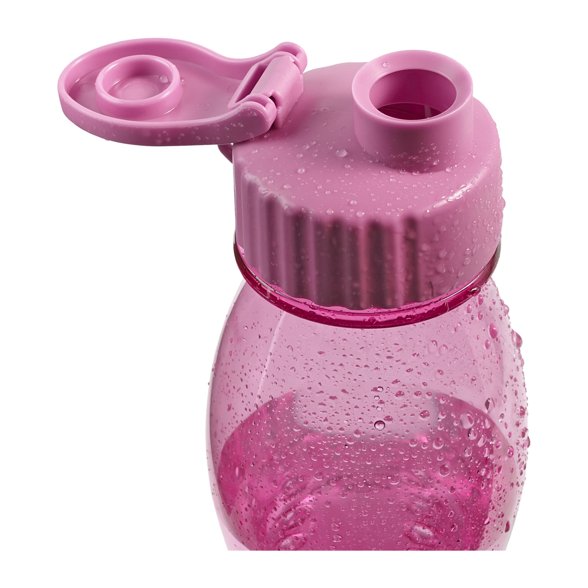 En närbild av Kayoba Water-flaskan framhäver dess rosa plastyta med vattendroppar på ytan och ett öppet lock som blottar en liten drickskrans.