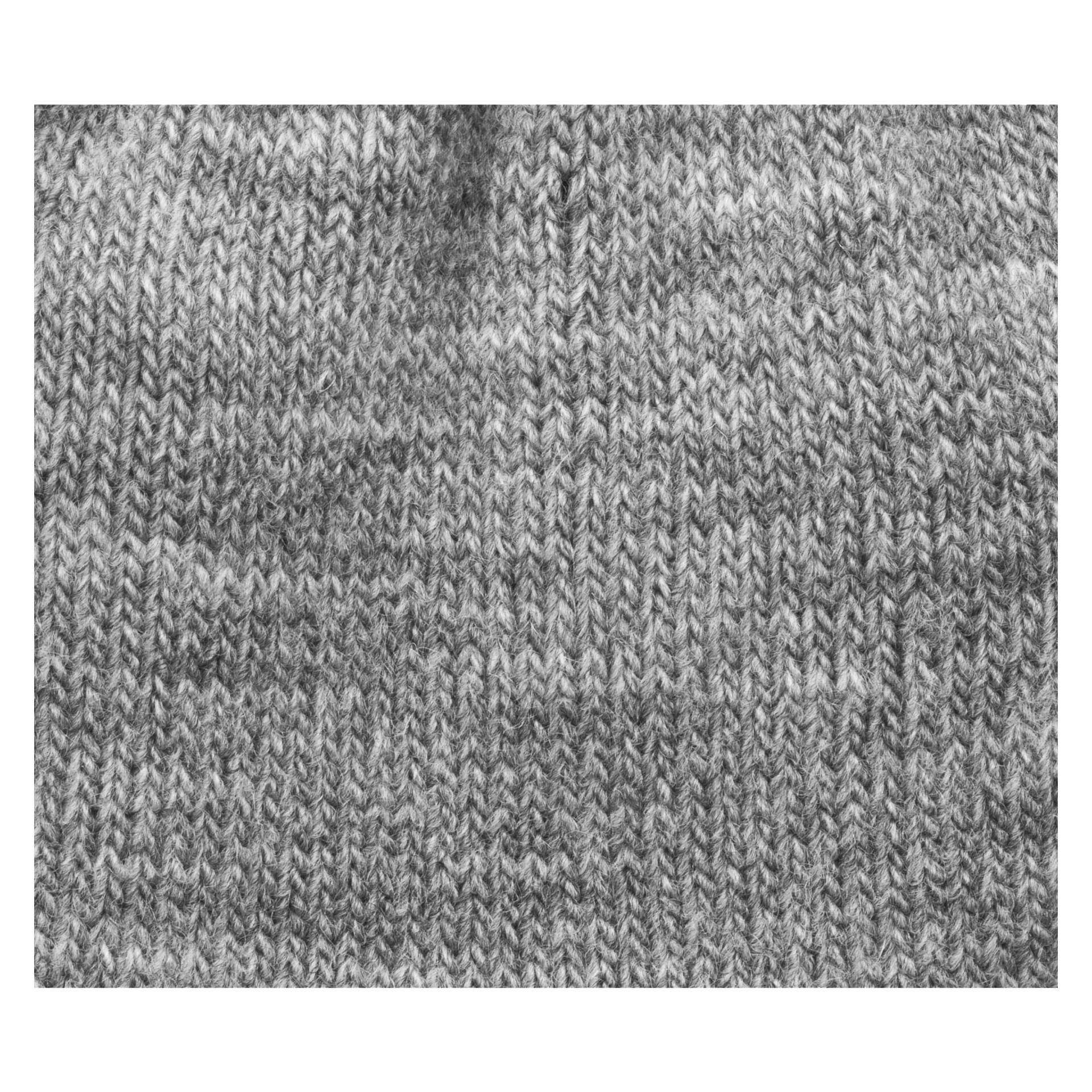Fünf-Finger-Handschuhe 3-Pack von Kayoba Outdoor, in einer Nahaufnahme zu sehen, die den grauen Strickstoff mit sichtbaren Maschen und leichten Unterschieden in Dicke und Farbton des Garns zeigt.
