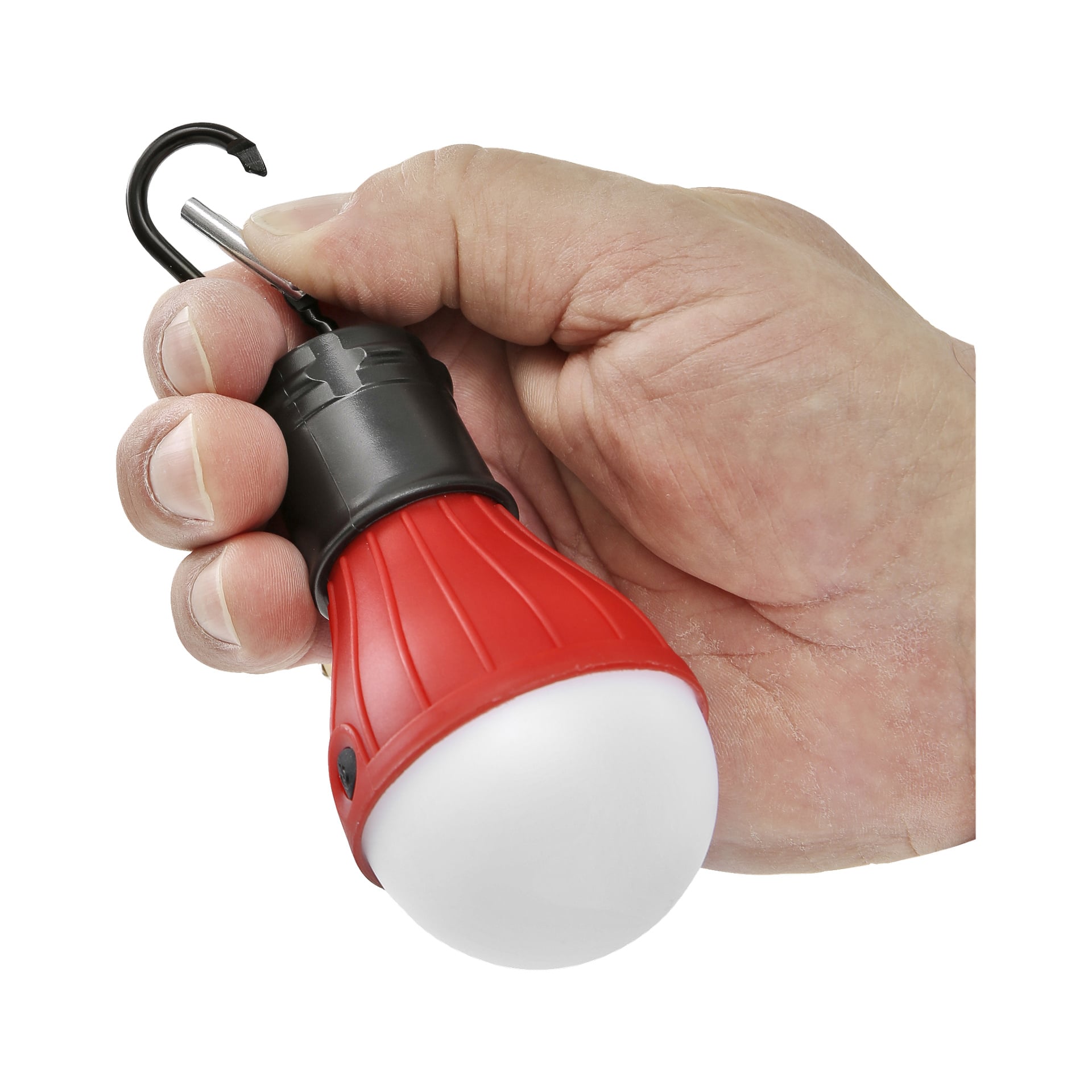 En person håller Kayoba Tent-lampan, en liten rödvit LED-campinglykta med en svart krok på toppen för att hänga upp.