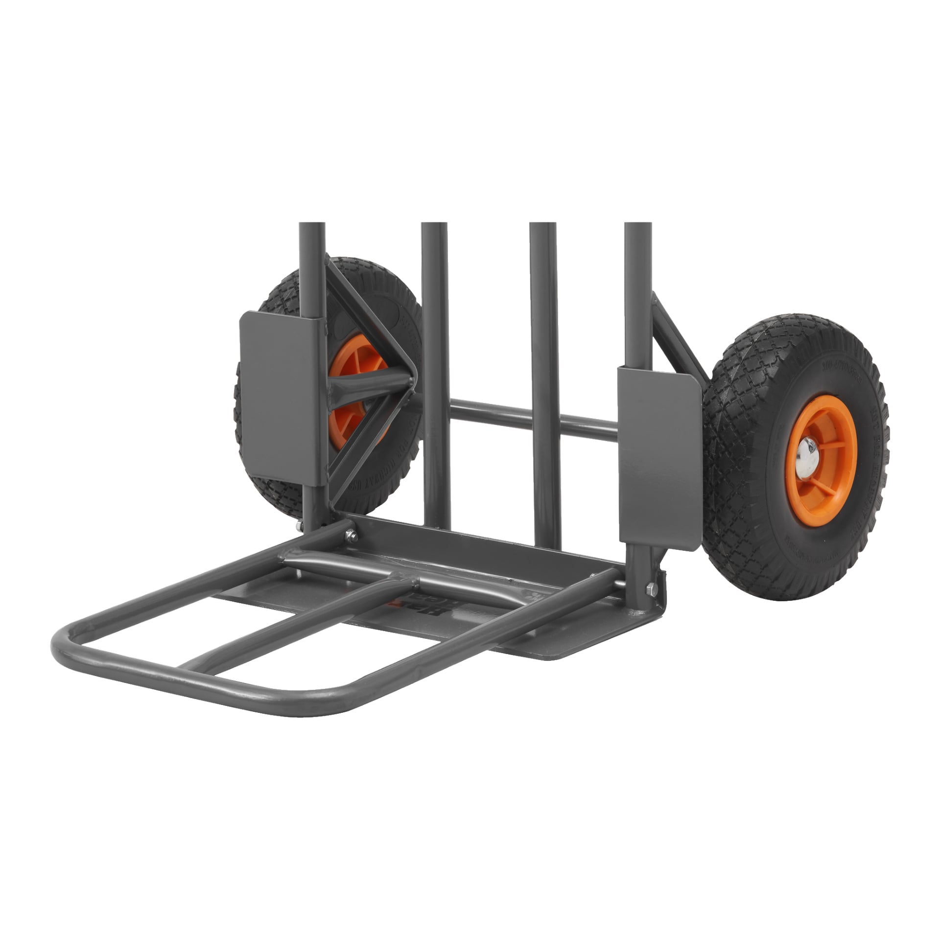 Zbliżenie na taczkę Hard Head Warehouse pokazuje solidny, szary metalowy wózek ręczny z dwoma czarnymi gumowymi kołami ozdobionymi pomarańczowymi felgami i długą platformą załadunkową.