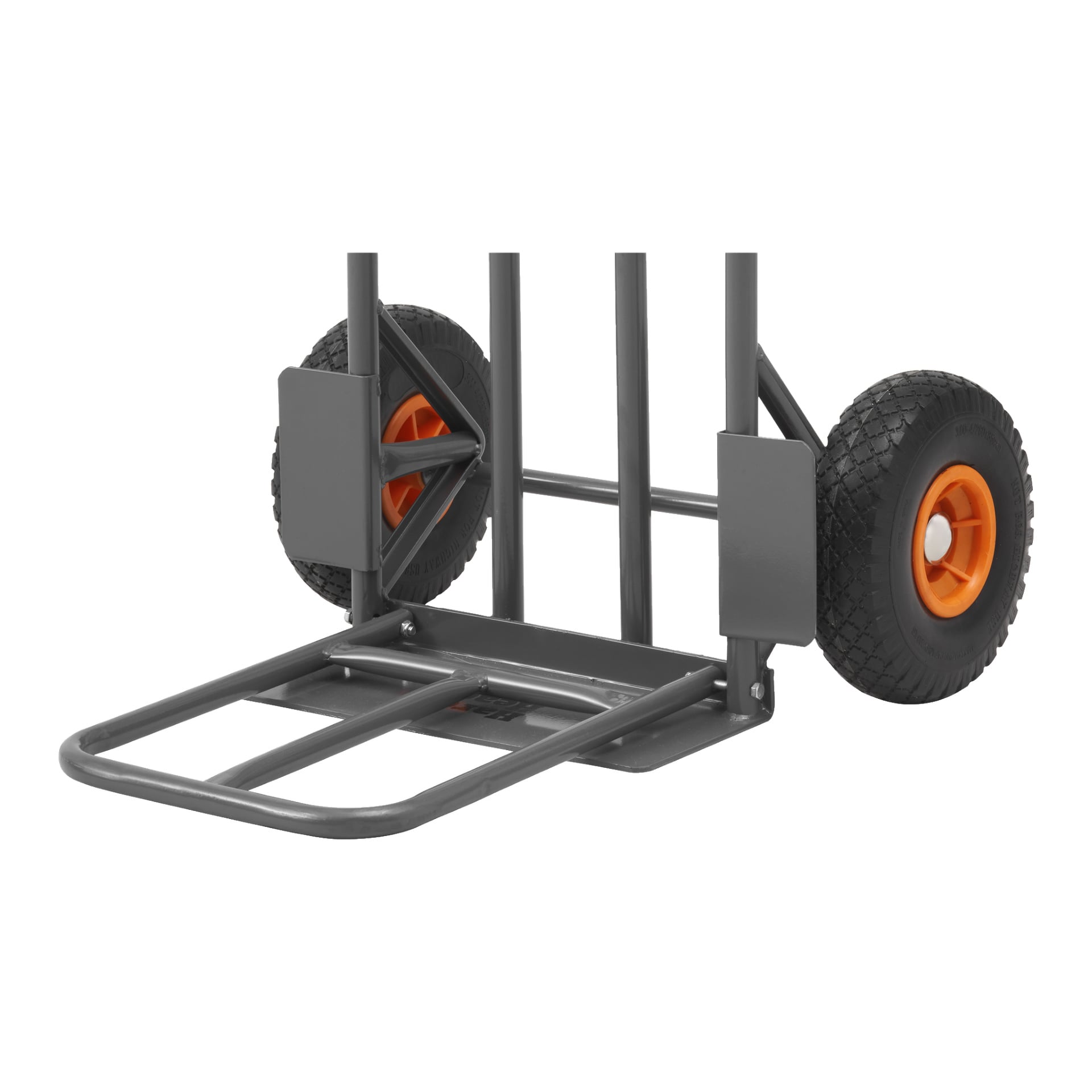 Szczegółowy widok podstawy kurhu Hard Head Warehouse, podkreślający jego pomarańczowo-czarne gumowe koła. Solidna metalowa rama i przestronna platforma do przenoszenia ciężkich ładunków są wyraźnie widoczne.