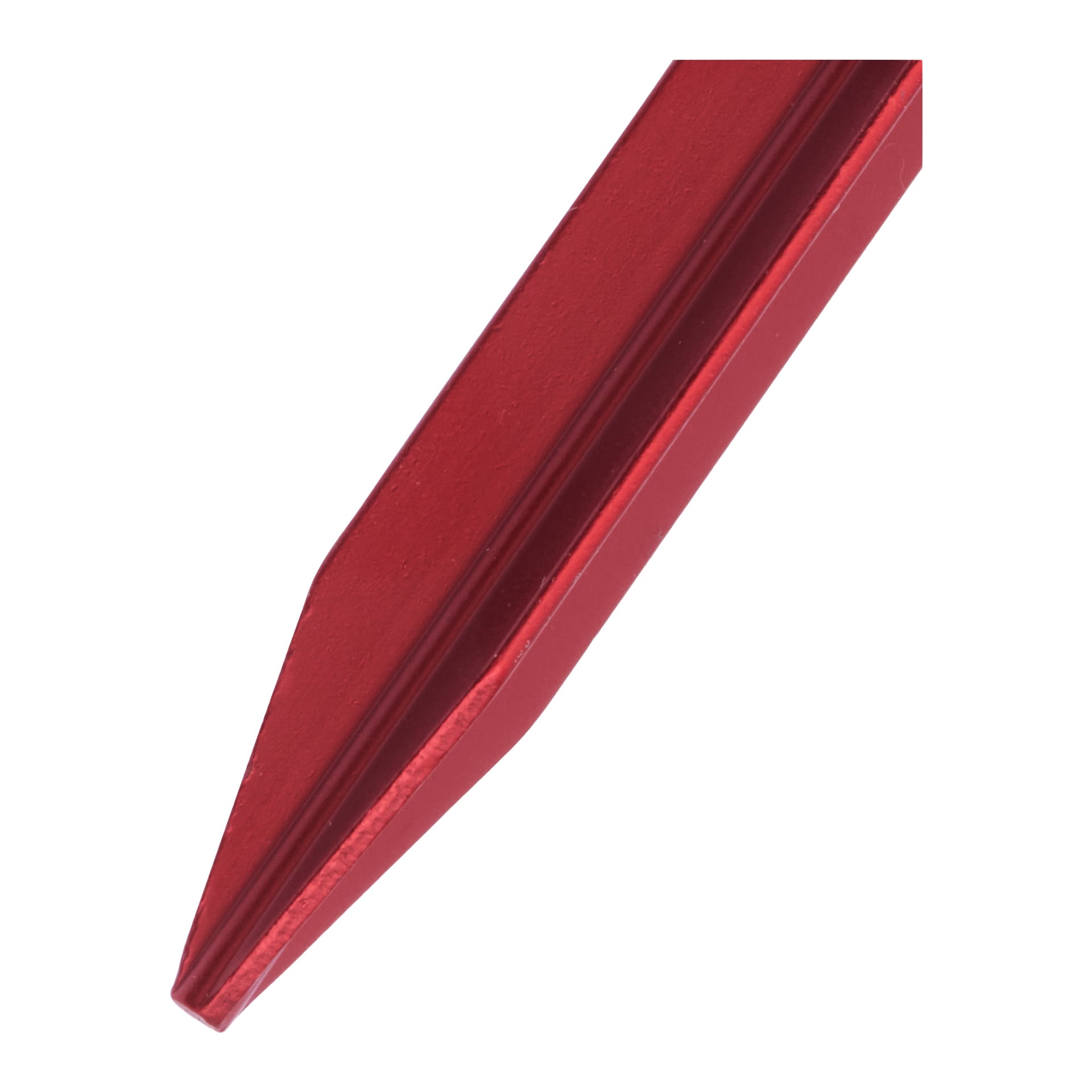 Närbild på en röd metalltältpinne från Kayoba Outdoor Tent Pegs 4 Pack, som visar dess spetsiga spets och en fåra längs sidan.