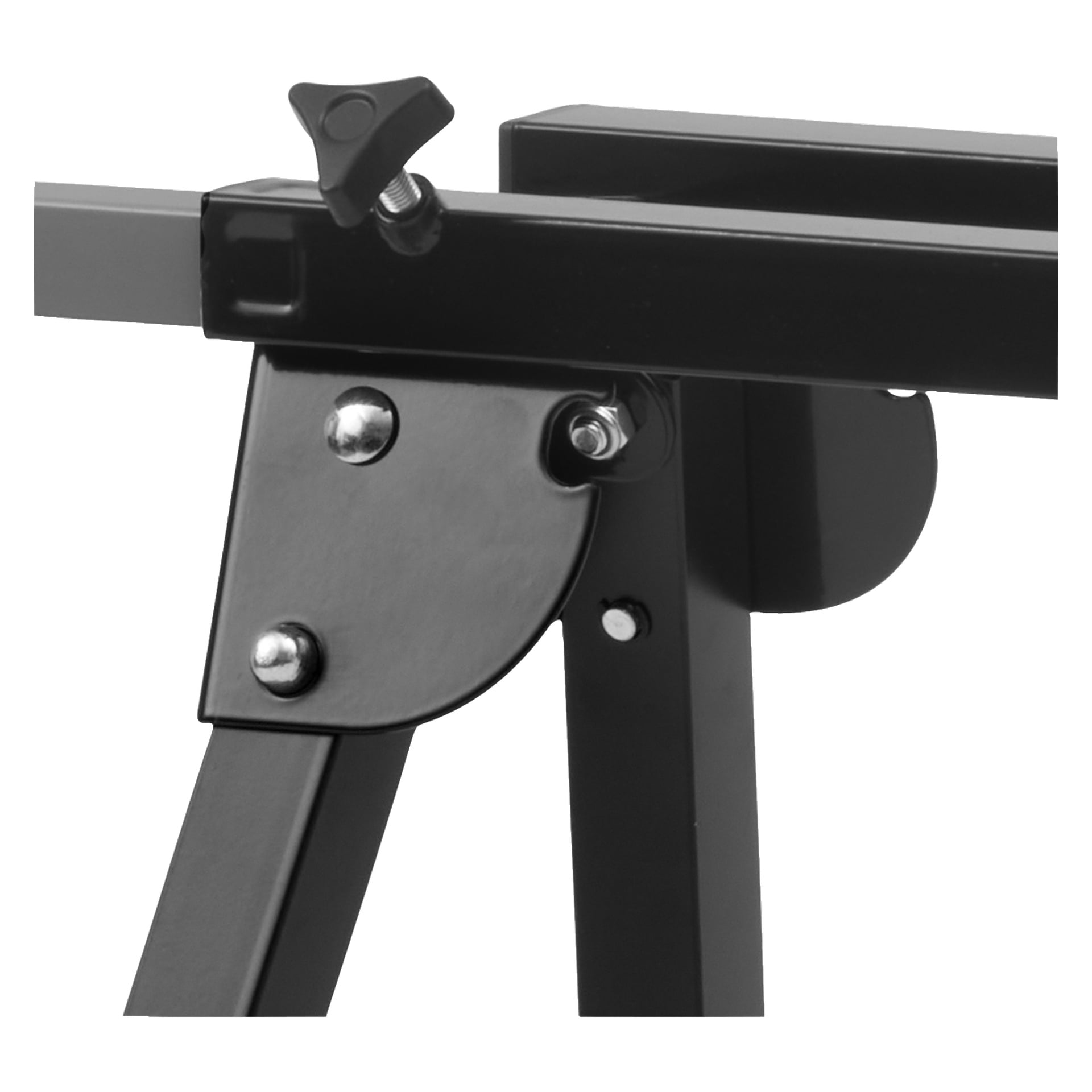 Detaljerad närbild av en svart metallfog, med bultar och en knopp som fäster två rektangulära metallstänger. Denna komponent tillhör Meec Tools Saw Stand som är designad för tvärsågar och geringssågar, med fokus på beslag och anslutningsområde inom den fällbara stödramen.