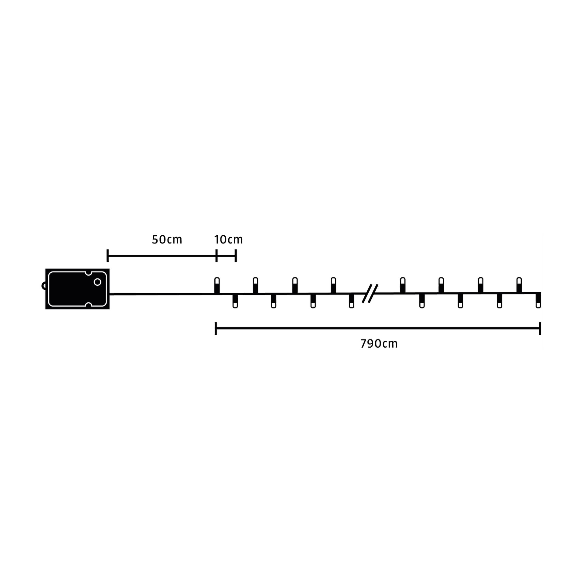 Ett diagram visar en rektangulär låda märkt "EKVIP Battery-powered LED string lights" fäst på en rak linje med 10 jämnt fördelade vertikala staplar. Sektionen med lådan är markerad som 50 cm, varje stång är placerad med 10 cm mellanrum och den totala längden på strängen anges som 790 cm.