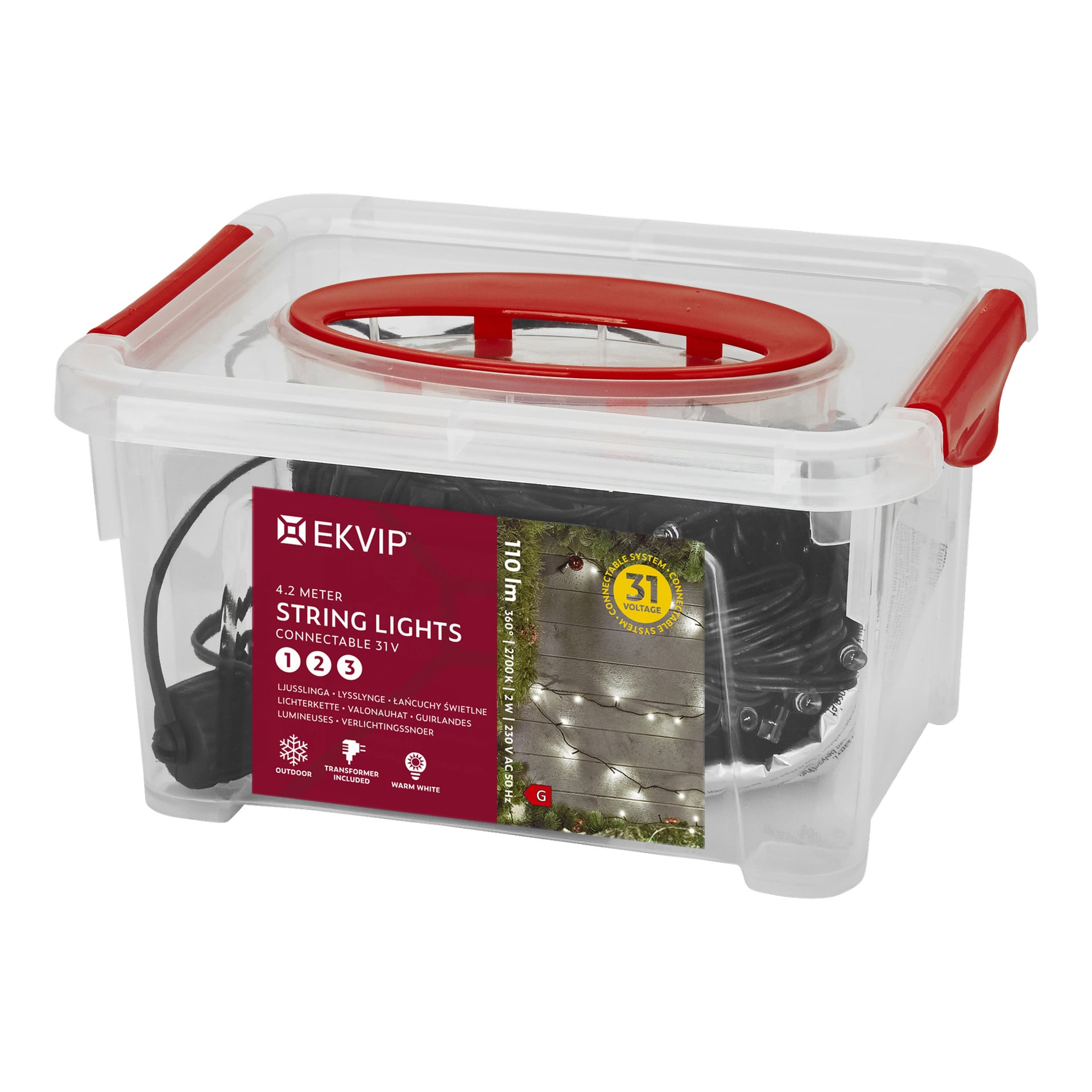 En transparent förvaringslåda med röda handtag innehåller EKVIP String lights LED-startpaket från Connectable System-serien. Etiketten lyfter fram 31 LED-lampor, med en längd på 4,2 meter, anslutningsmöjligheter och lämplighet för inomhus- och utomhusmiljöer.
