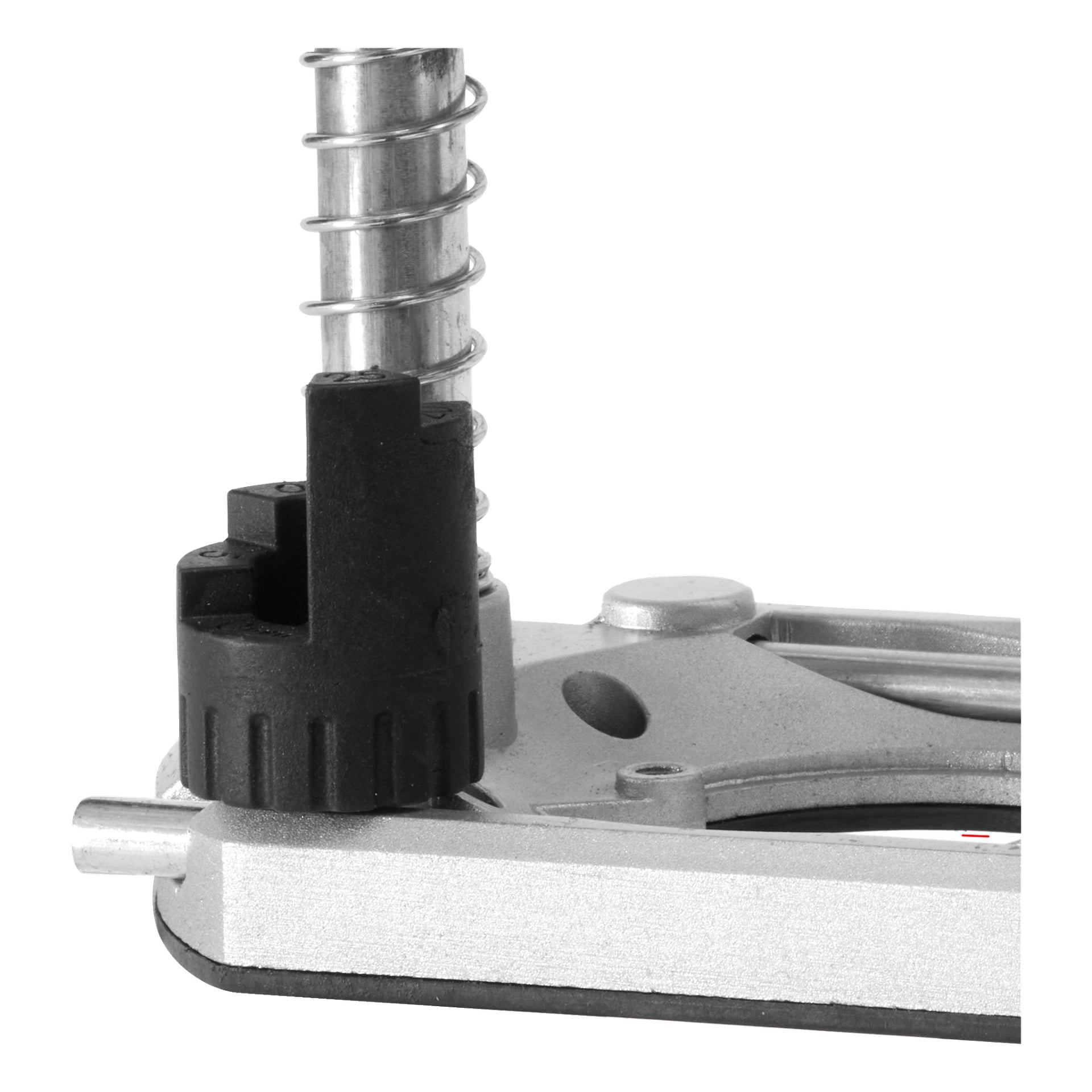 Detaljert nærbilde av en Meec Tools Router-base, som viser en svart plastjusteringsknapp, en oppreist metallfjær ved siden av, og en rund åpning synlig på overflaten den hviler på.