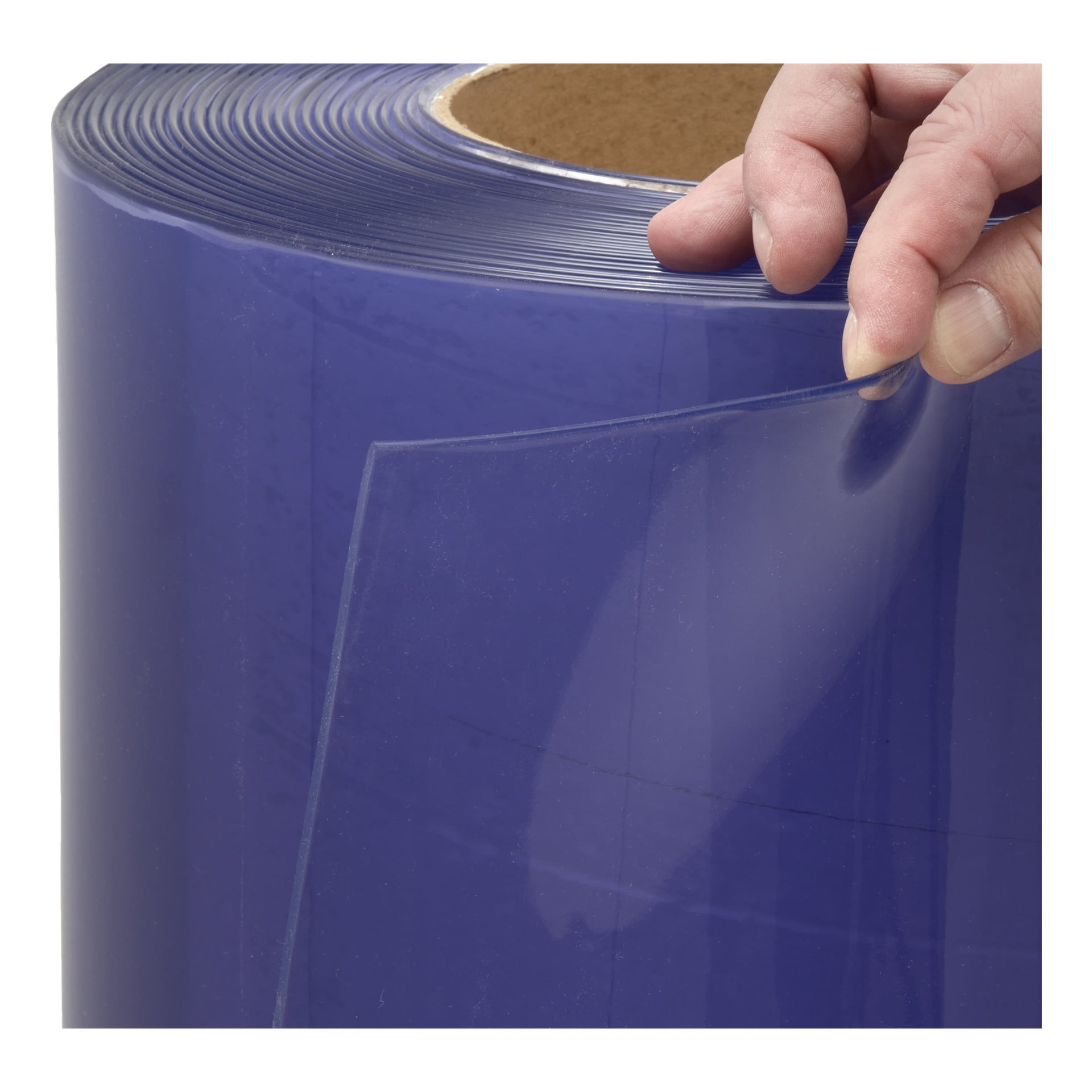 En hand drar ett lakan från en stor rulle Hard Head PVC-gardin gjord av klart, blåtonat flexibelt material med en kartongkärna. Gardinen är märkbart halvgenomskinlig.
