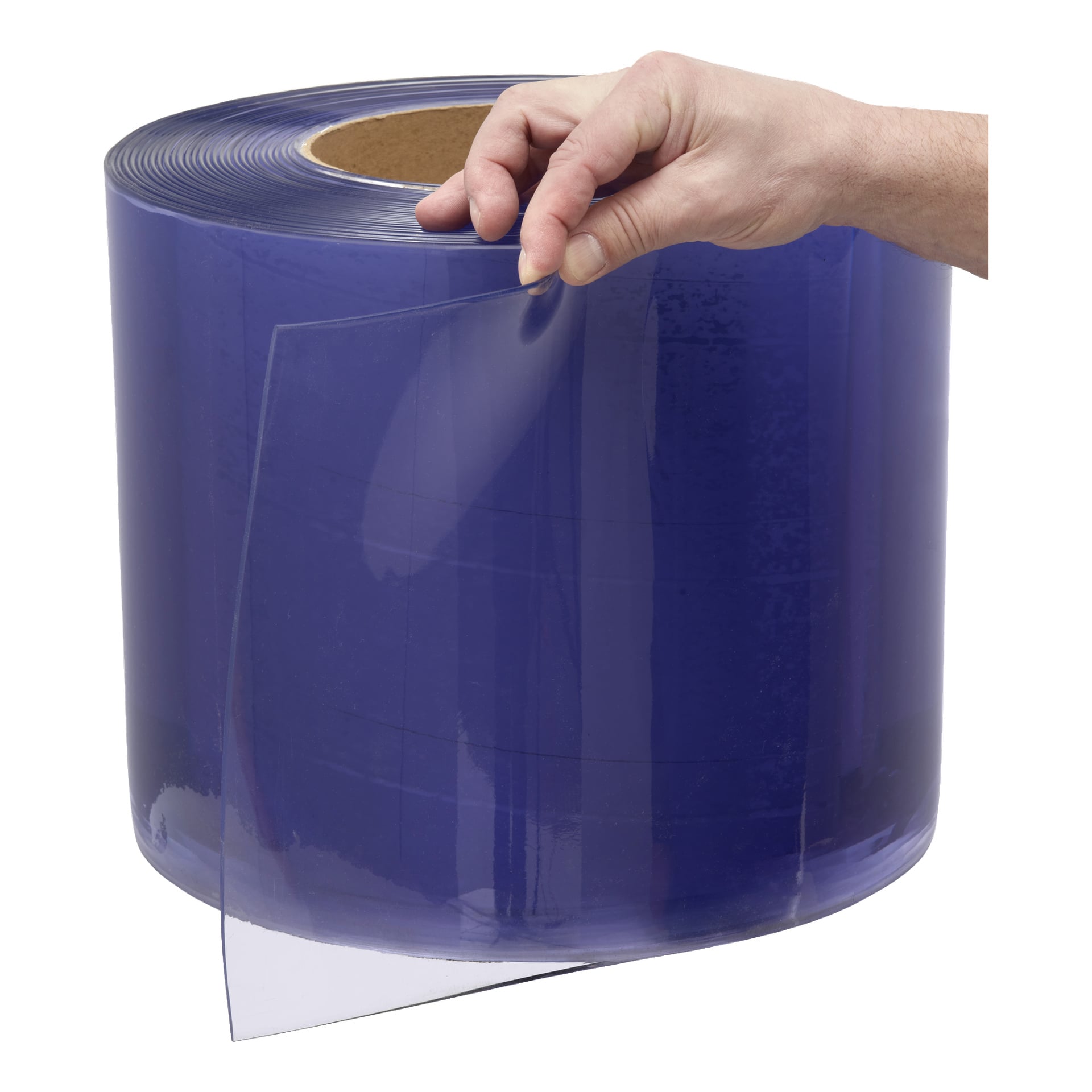 En hand drar ett lakan från en stor rulle transparent, flexibel PVC-remsa som ligger på en plan yta.