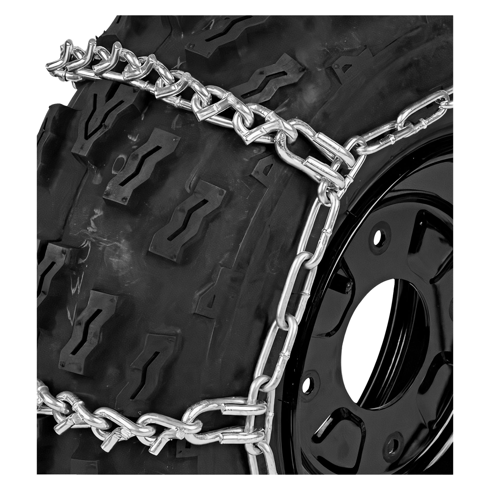 En detaljerad närbild av ett robust svart terrängdäck med djupa mönster, utrustat med Hamron ATV-snökedjor i två uppsättningar, monterat på en svart metallfälg.