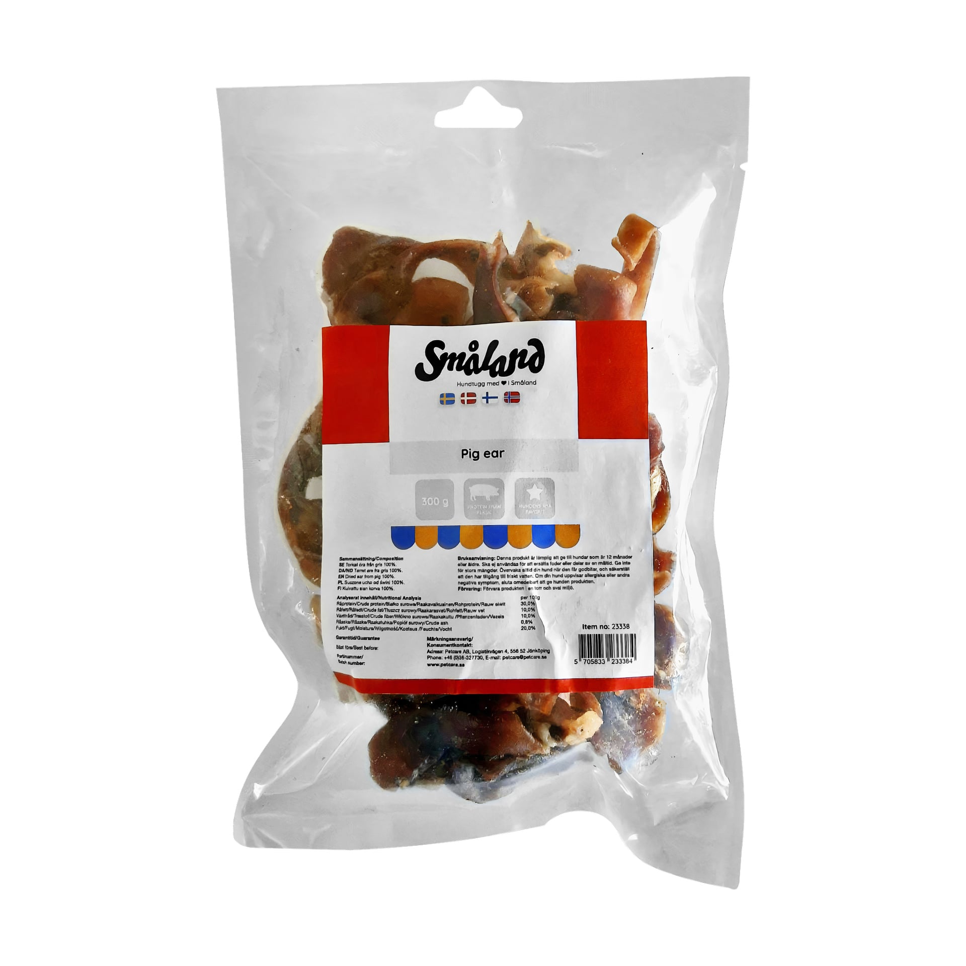 En forseglet plastpakke merket Småland inneholder hundegodbiter, med forsiden som viser flagg, ulike ikoner, en strekkode og produktdetaljer. Godsakene er synlige gjennom den gjennomsiktige emballasjen.